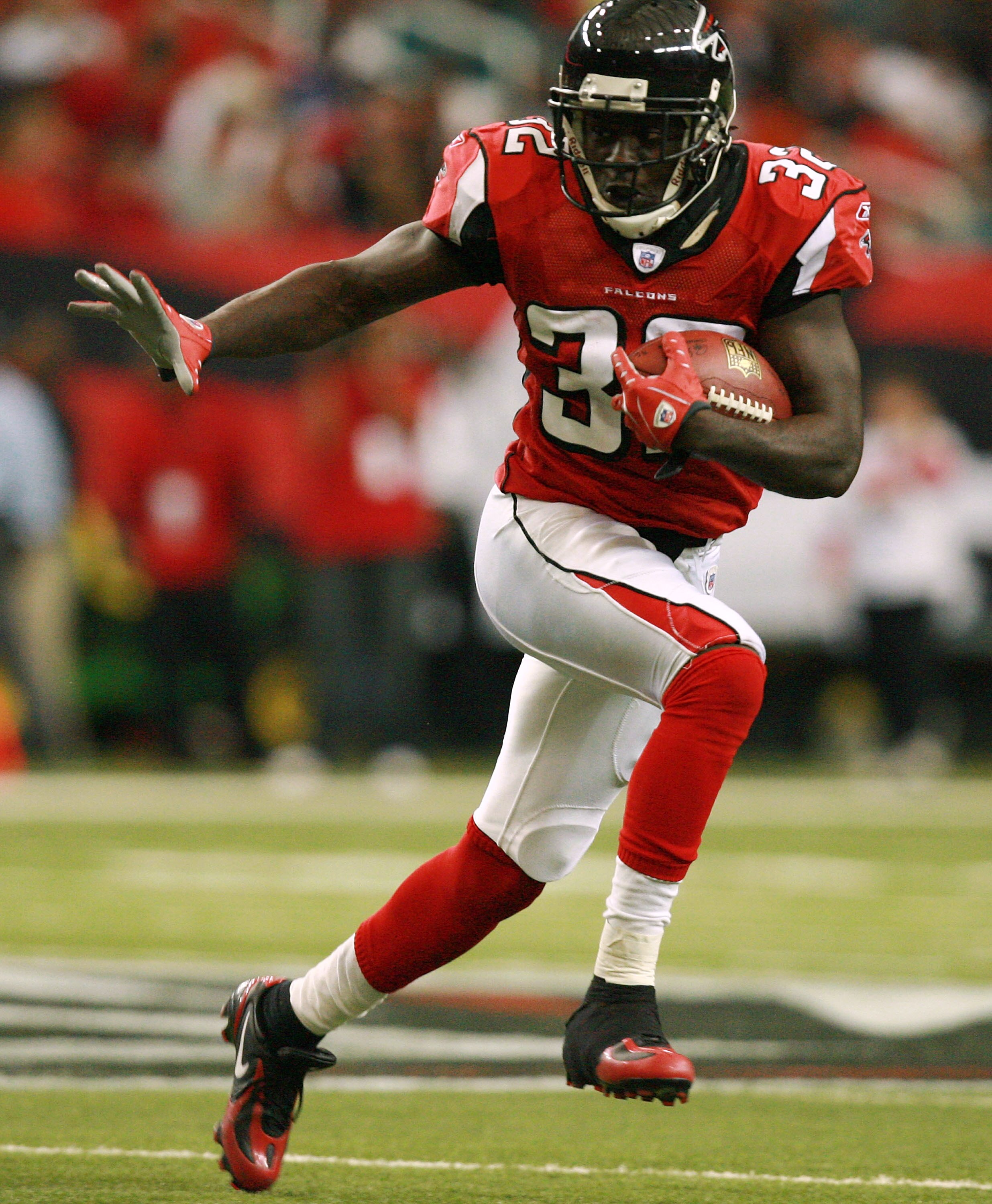 ATLANTA - NOVEMBER 04:  Running back Jerious Norwood #32 of the Atlanta Falcons looks for room to run against the San Francisco 49ers at Georgia Dome on November 4, 2007 in Atlanta, Georgia.Norwood was hurt on the play as the Falcons defeated the 49ers 20