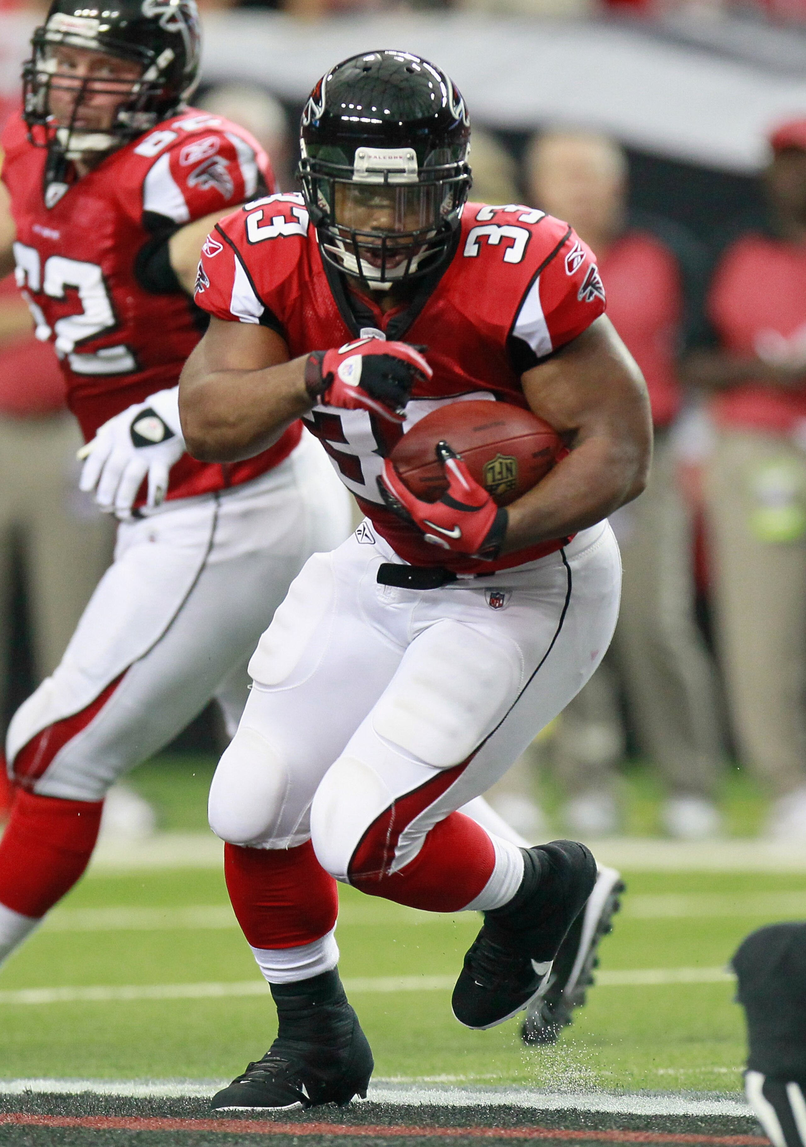 ATLANTA - SEPTEMBER 19:  Michael Turner #33 of the Atlanta Falcons against the Arizona Cardinals at Georgia Dome on September 19, 2010 in Atlanta, Georgia.  (Photo by Kevin C. Cox/Getty Images)