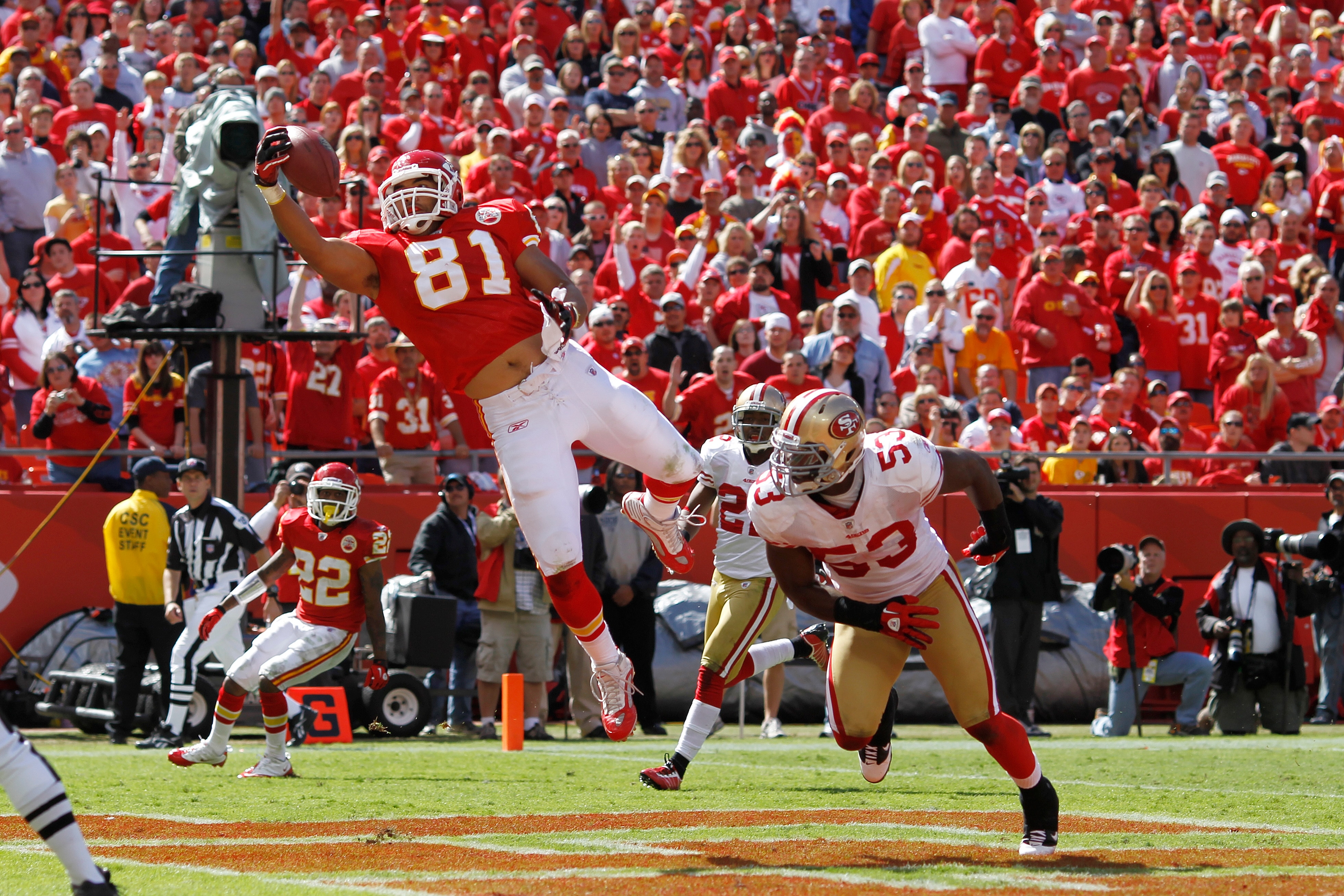 KANSAS CITY, MO - SEPTEMBER 26: Tony Moeaki #81 of the Kansas City Chiefs makes a one-handed 18-yard touchdown catch behind NaVorro Bowman #53 of the San Francisco 49ers at Arrowhead Stadium on September 26, 2010 in Kansas City, Missouri. The Chiefs won 3