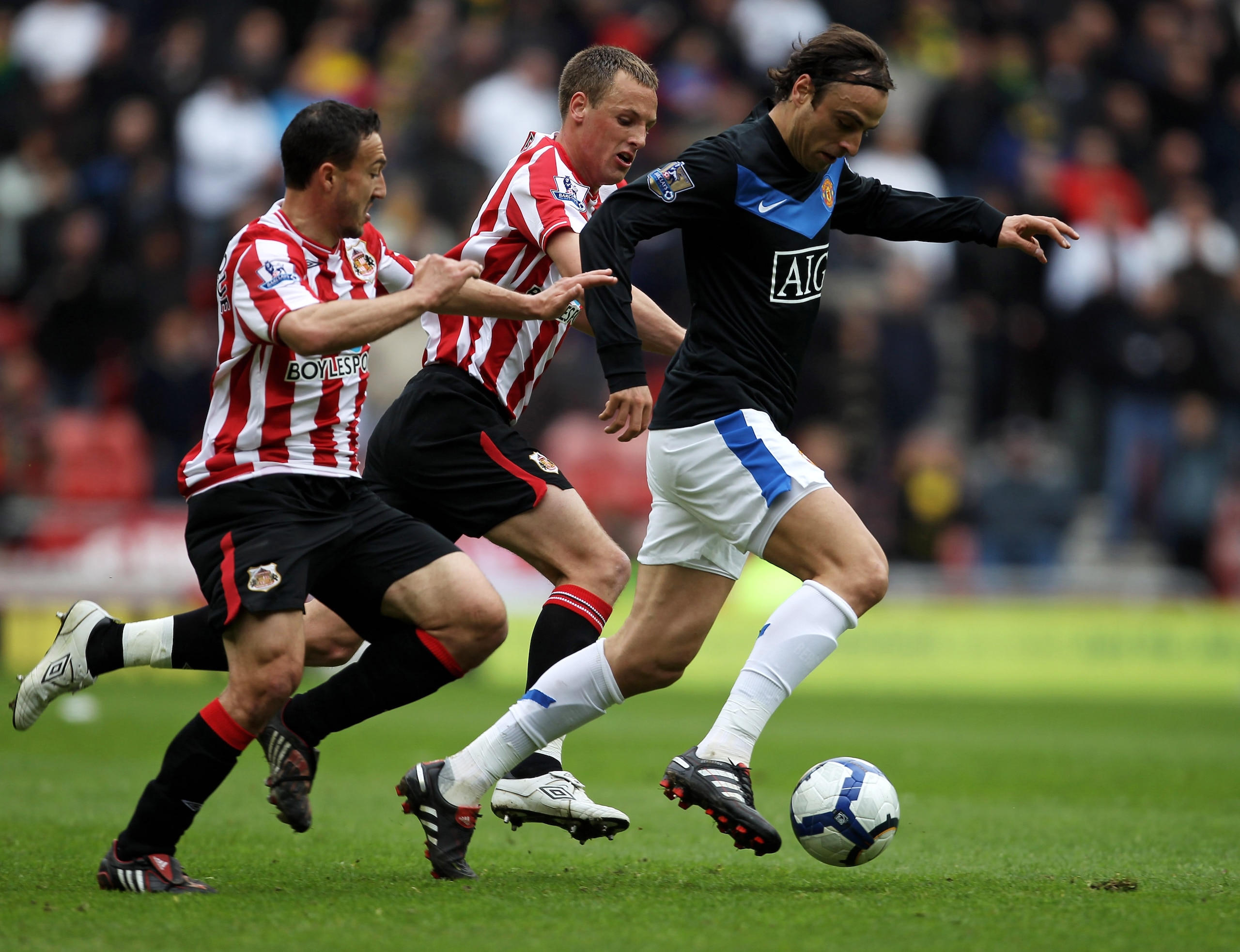 SUNDERLAND, ENGLAND - MAY 02: Dimitar Berbatov of Manchester United beats Steed Malbranque and David Meyler of Sunderland during the Barclays Premier League match between Sunderland and Manchester United at the Stadium of Light on May 2, 2010 in Sunderla SUNDERLAND, ENGLAND - MAY 02: Dimitar Berbatov of Manchester United beats Steed Malbranque and David Meyler of Sunderland during the Barclays Premier League match between Sunderland and Manchester United at the Stadium of Light on May 2, 2010 in Sunderla