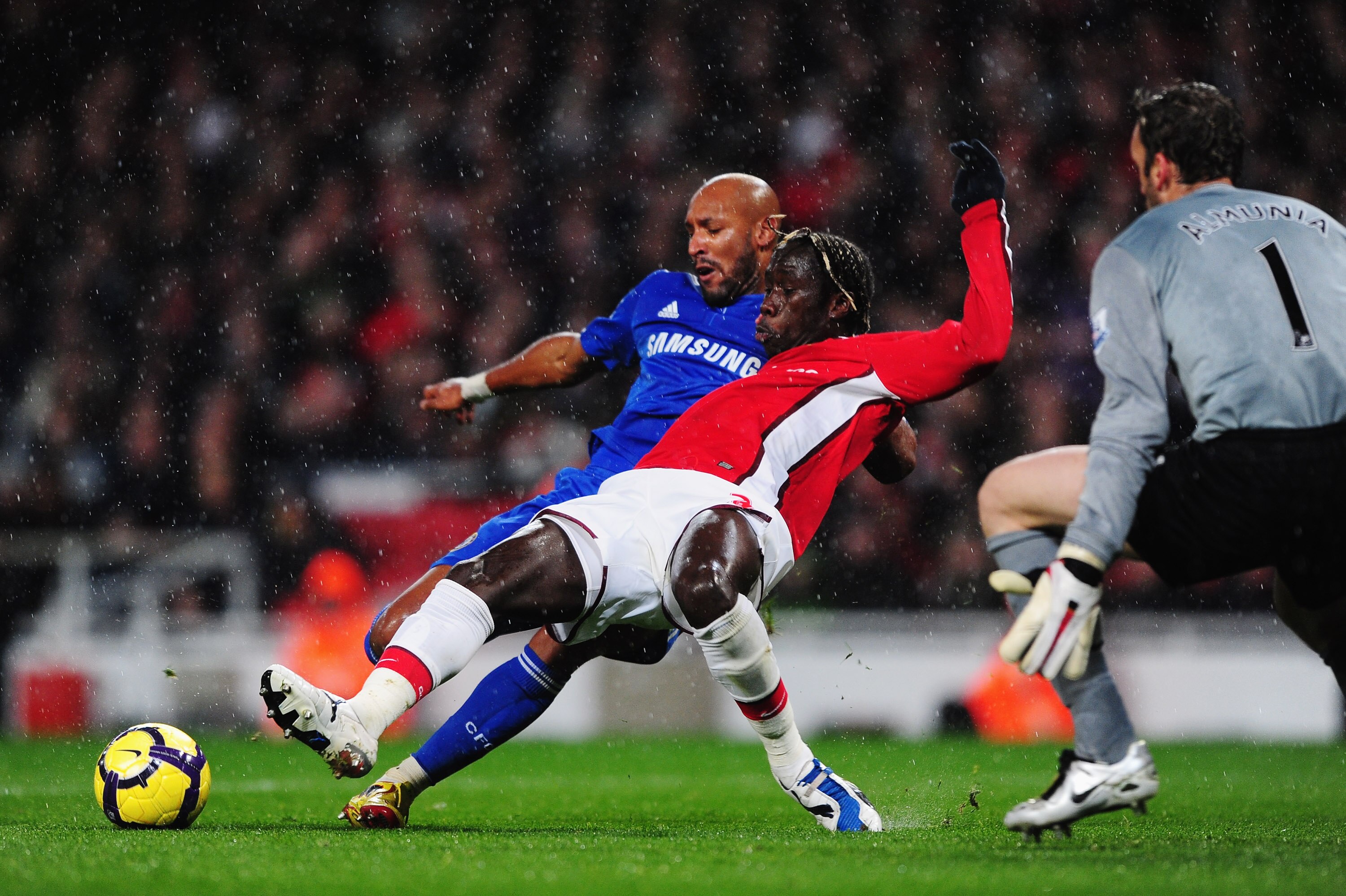 LONDON, ENGLAND - NOVEMBER 29:  Bacary Sagna of Arsenal challenges Nicolas Anelka of Chelsea during the Barclays Premier League match between Arsenal and Chelsea at the Emirates Stadium on November 29, 2009 in London, England.  (Photo by Mike Hewitt/Getty