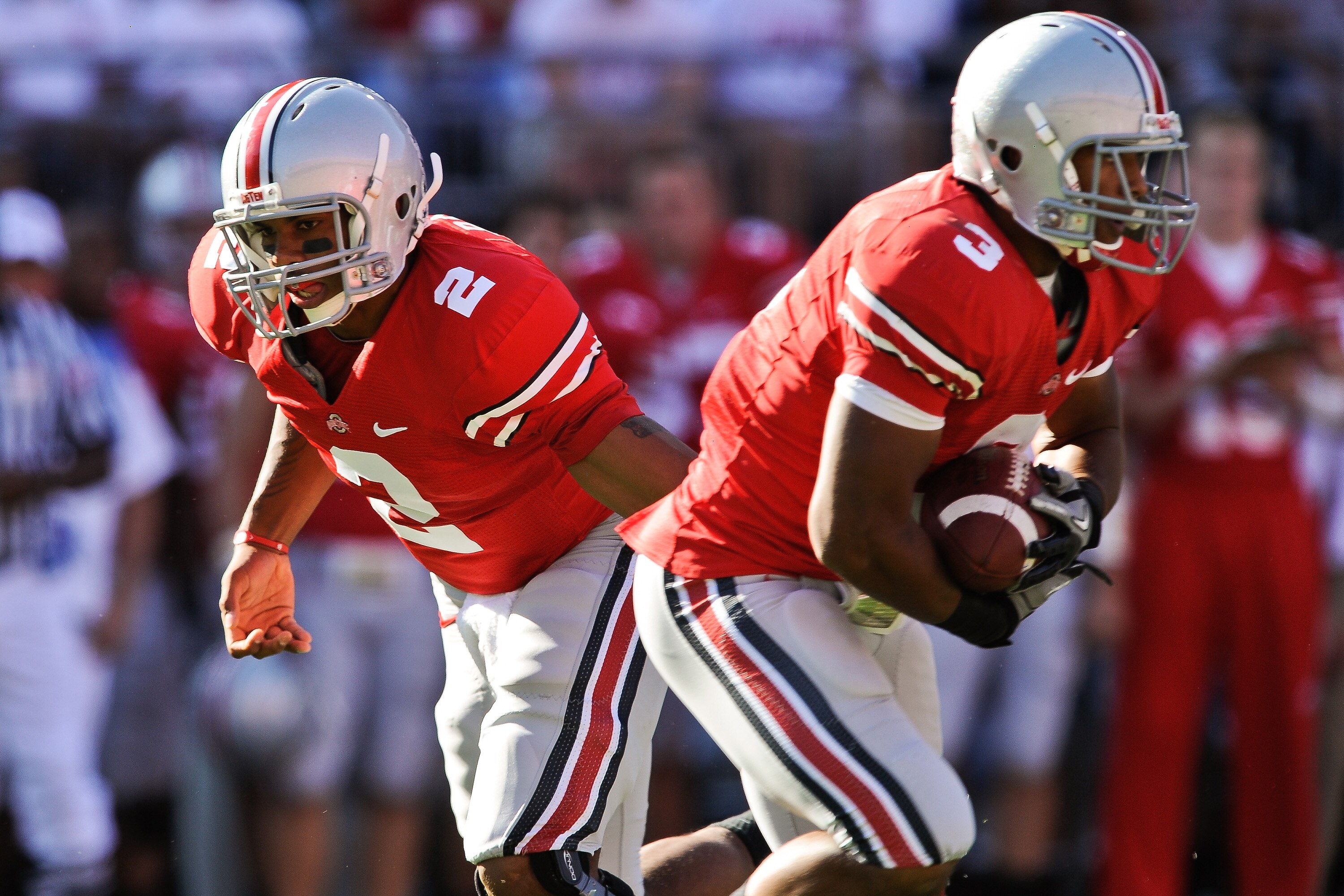 COLUMBUS, OH - SEPTEMBER 25:  Quarterback Terrelle Pryor #2 of the Ohio State Buckeyes hands off the ball to Brandon Saine #3 of the Ohio State Buckeyes against the Eastern Michigan Eagles at Ohio Stadium on September 25, 2010 in Columbus, Ohio.  Ohio Sta