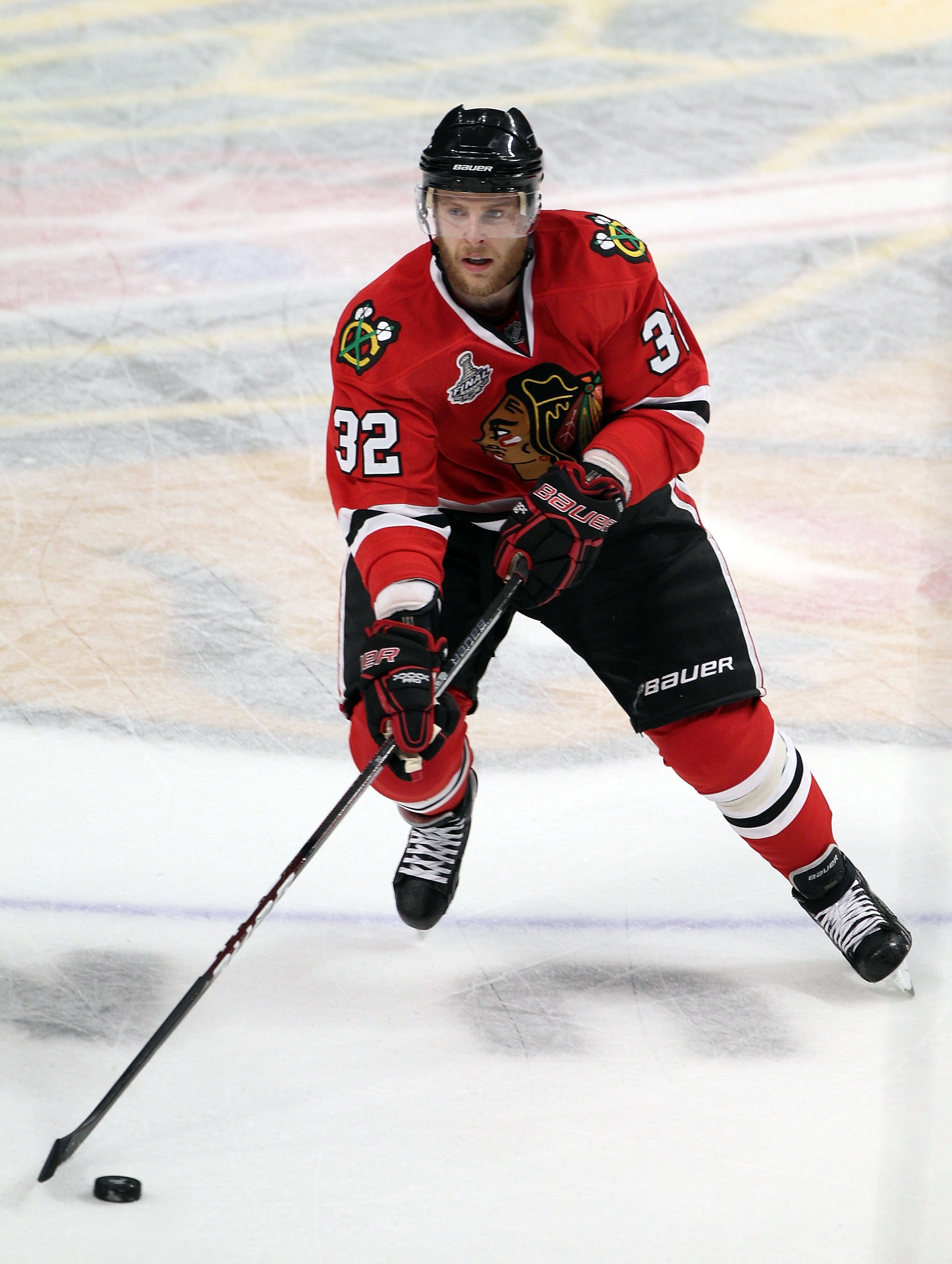 CHICAGO - MAY 31:  Kris Versteeg #32 of the Chicago Blackhawks moves the puck while taking on the Philadelphia Flyers in Game Two of the 2010 NHL Stanley Cup Final at the United Center on May 31, 2010 in Chicago, Illinois.  (Photo by Andre Ringuette/Getty