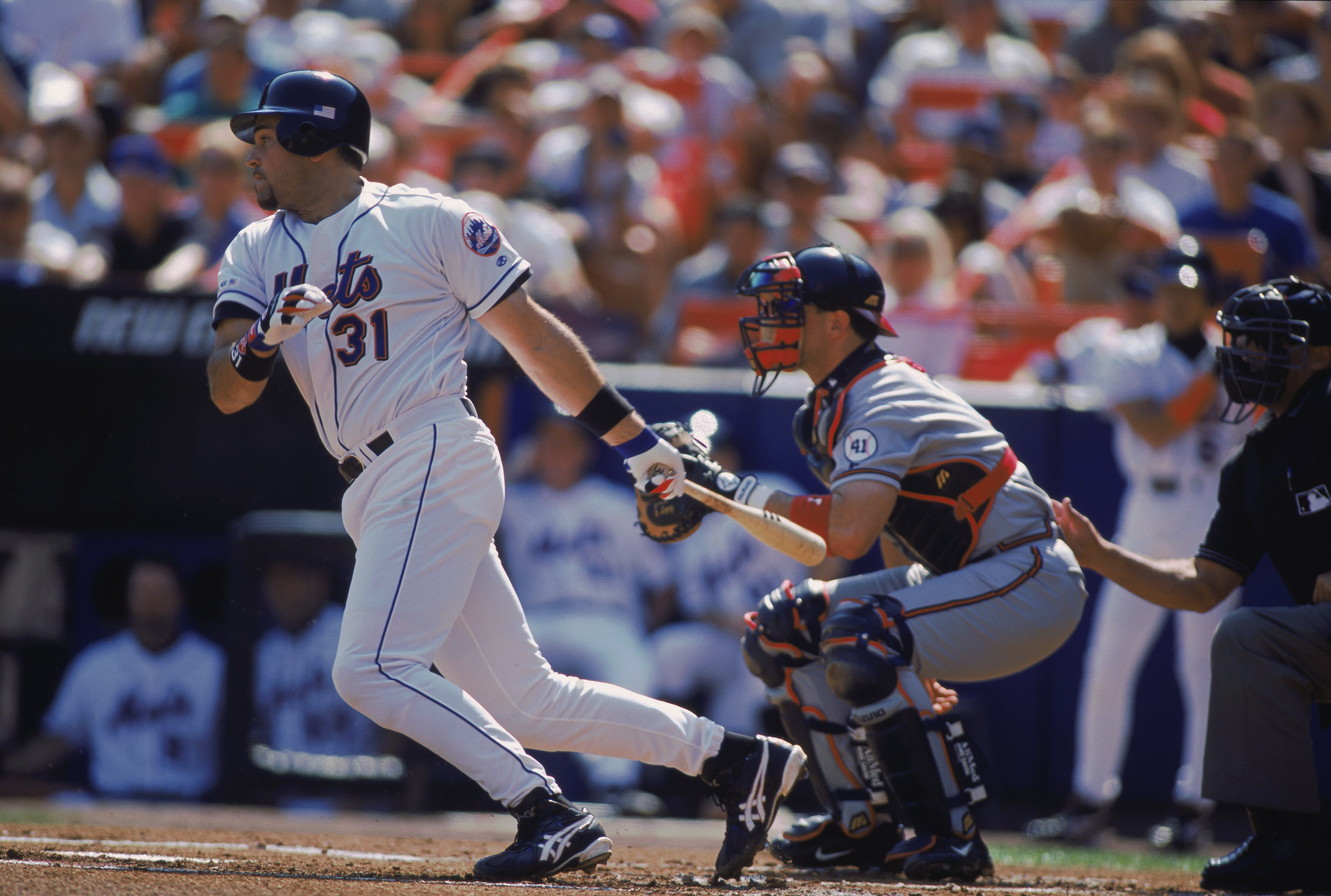 23 Sep 2001: Catcher Mike Piazza #31 of the New York Mets follows through his swing while catcher Javy Lopez #9 of the Atlanta Braves looks on during the MLB game at Shea Stadium in Flushing, New York. The Braves edged the Mets 5-4.  Mandatory Credit:  Al