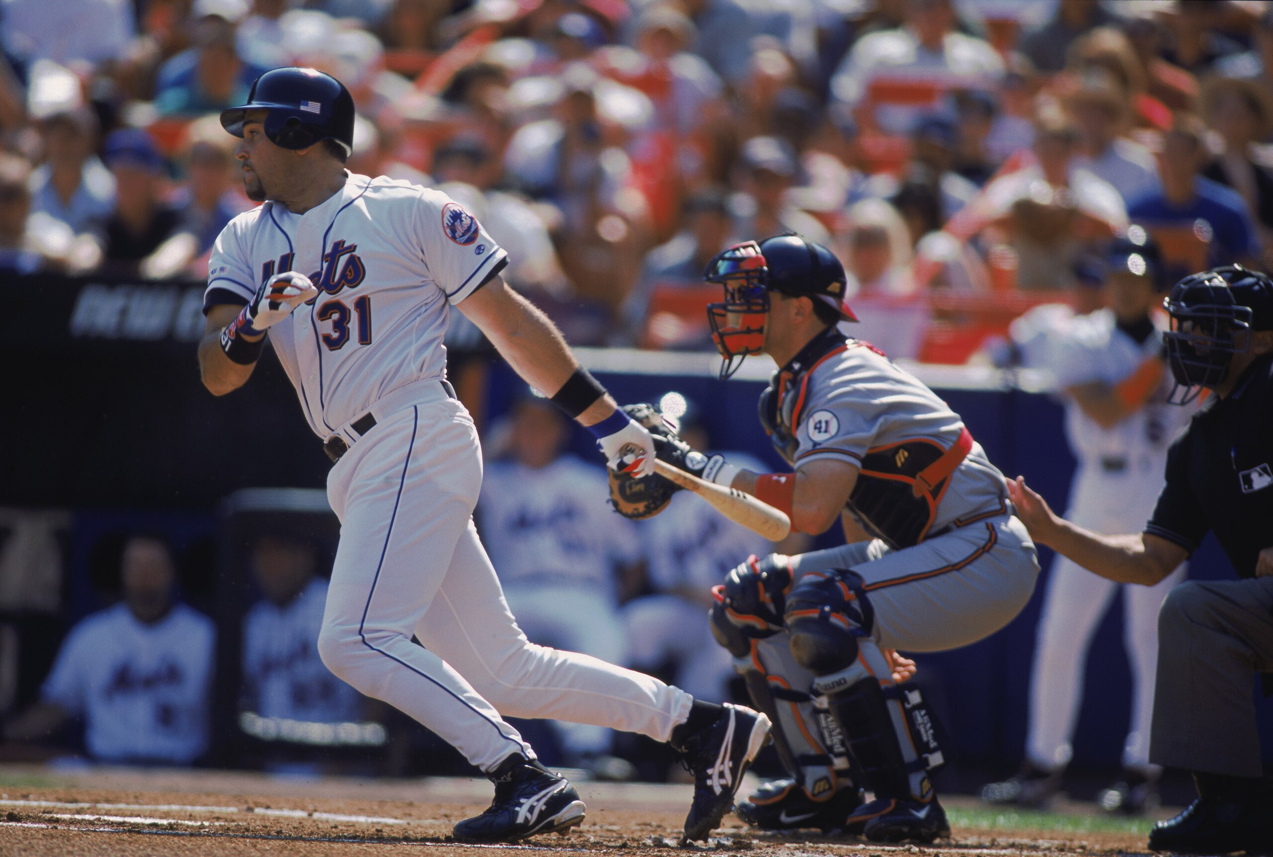 23 Sep 2001: Catcher Mike Piazza #31 of the New York Mets follows through his swing while catcher Javy Lopez #9 of the Atlanta Braves looks on during the MLB game at Shea Stadium in Flushing, New York. The Braves edged the Mets 5-4.  Mandatory Credit:  Al