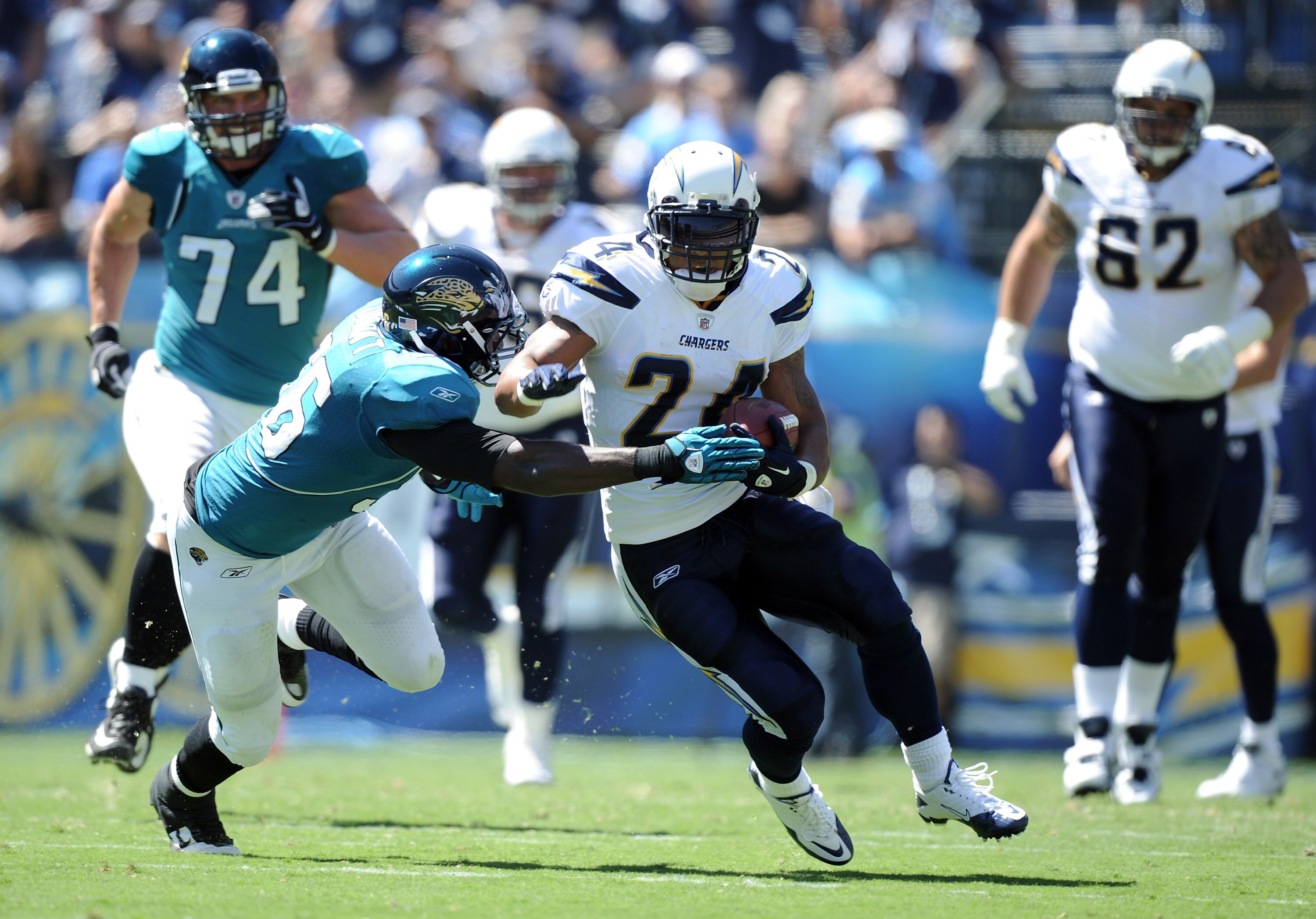 SAN DIEGO - SEPTEMBER 19:  Ryan Mathews #24 of the San Diego Chargers rushes past Justin Durant #56 of the Jacksonville Jaguars during the first quarter at Qualcomm Stadium on September 19, 2010 in San Diego, California. The Chargers won 38-13. (Photo by 