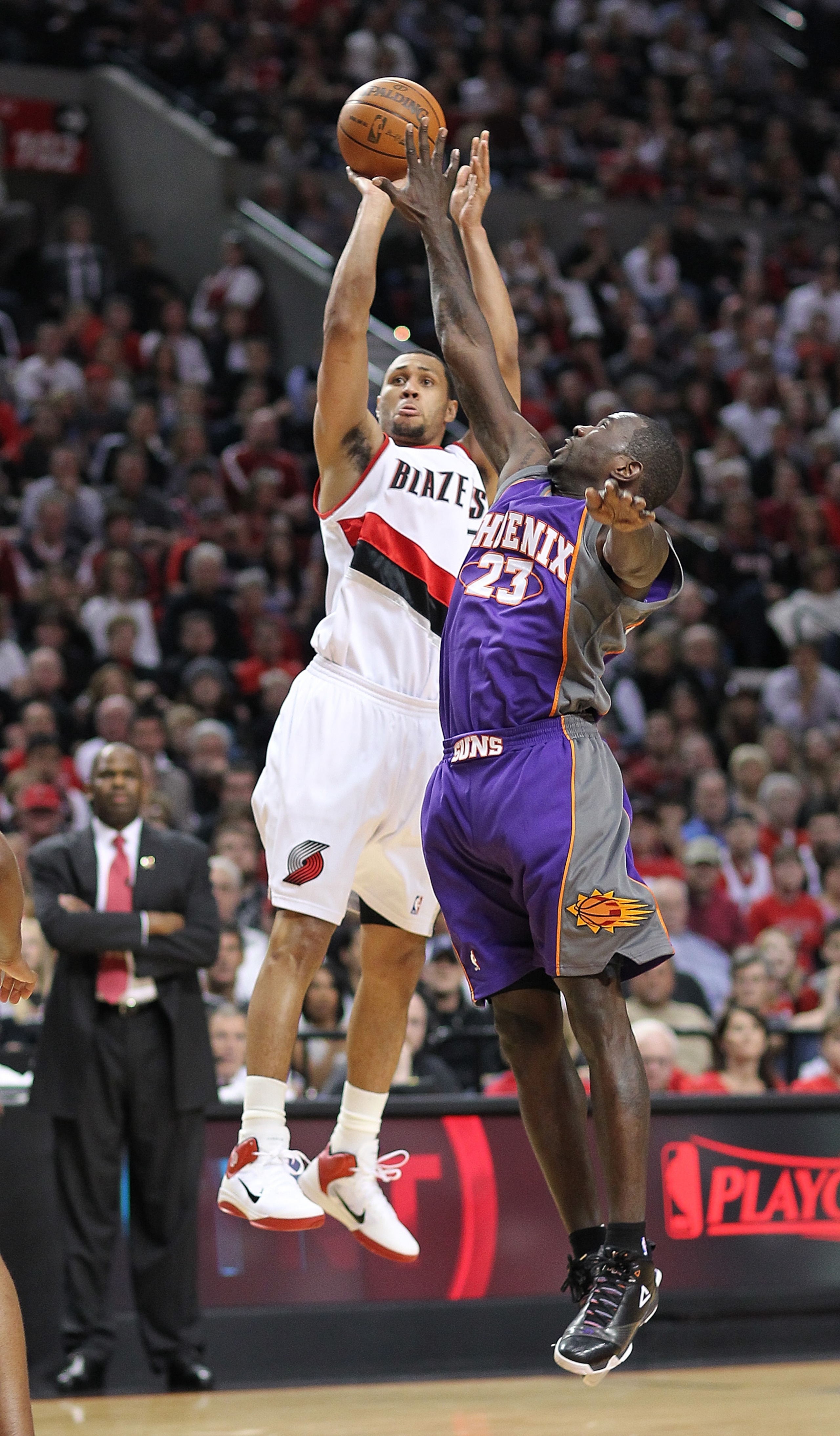 PORTLAND, OR - APRIL 29:  Brandon Roy #7 of the Portland Trail Blazers shoots against Jason Richardson #23 of the Phoenix Suns during Game Six of the Western Conference Quarterfinals of the NBA Playoffs on April 29, 2010 at the Rose Garden in Portland, Or