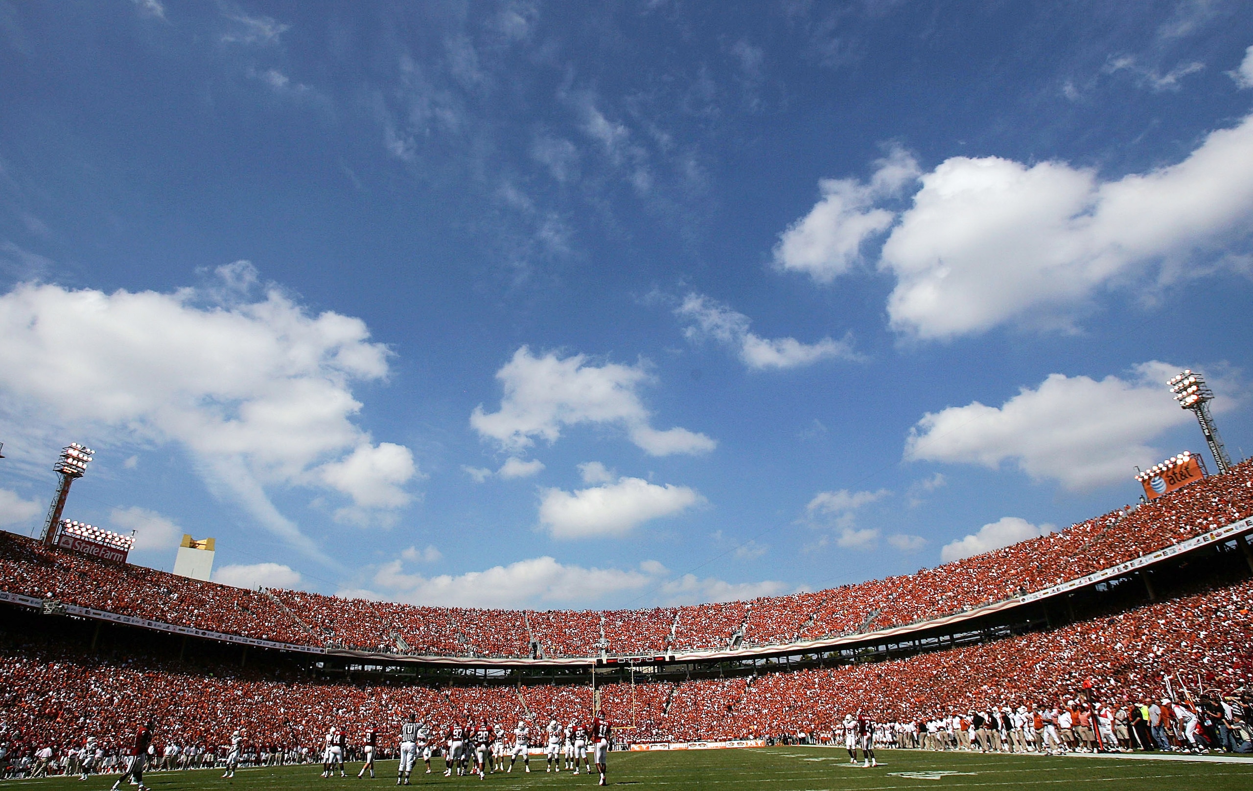 DALLAS - OCTOBER 11: The Oklahoma Sooners play the Texas Longhorns during the Red River Rivalry at the Cotton Bowl on October 11, 2008 in Dallas, Texas. (Photo by Ronald Martinez/Getty Images) DALLAS - OCTOBER 11: The Oklahoma Sooners play the Texas Longhorns during the Red River Rivalry at the Cotton Bowl on October 11, 2008 in Dallas, Texas. (Photo by Ronald Martinez/Getty Images)