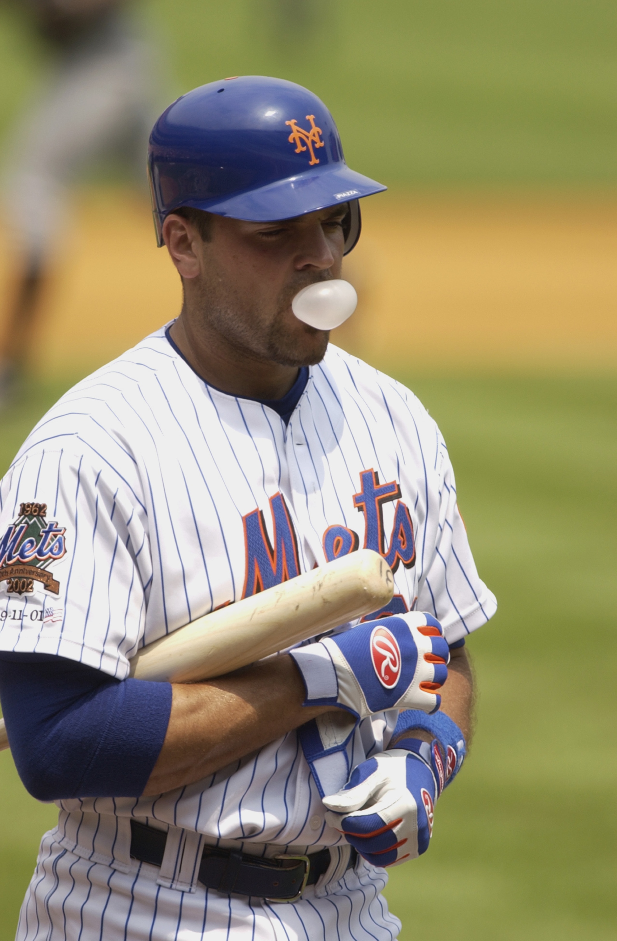 FLUSHING, NY - AUGUST 5:  Catcher Mike Piazza #31 of the New York Mets blows a bubble during the MLB game against the Arizona Diamondbacks on August 5, 2002 at Shea Stadium in Flushing, New York. The Diamondbacks won 2-0. (Photo by Ezra Shaw/Getty Images)