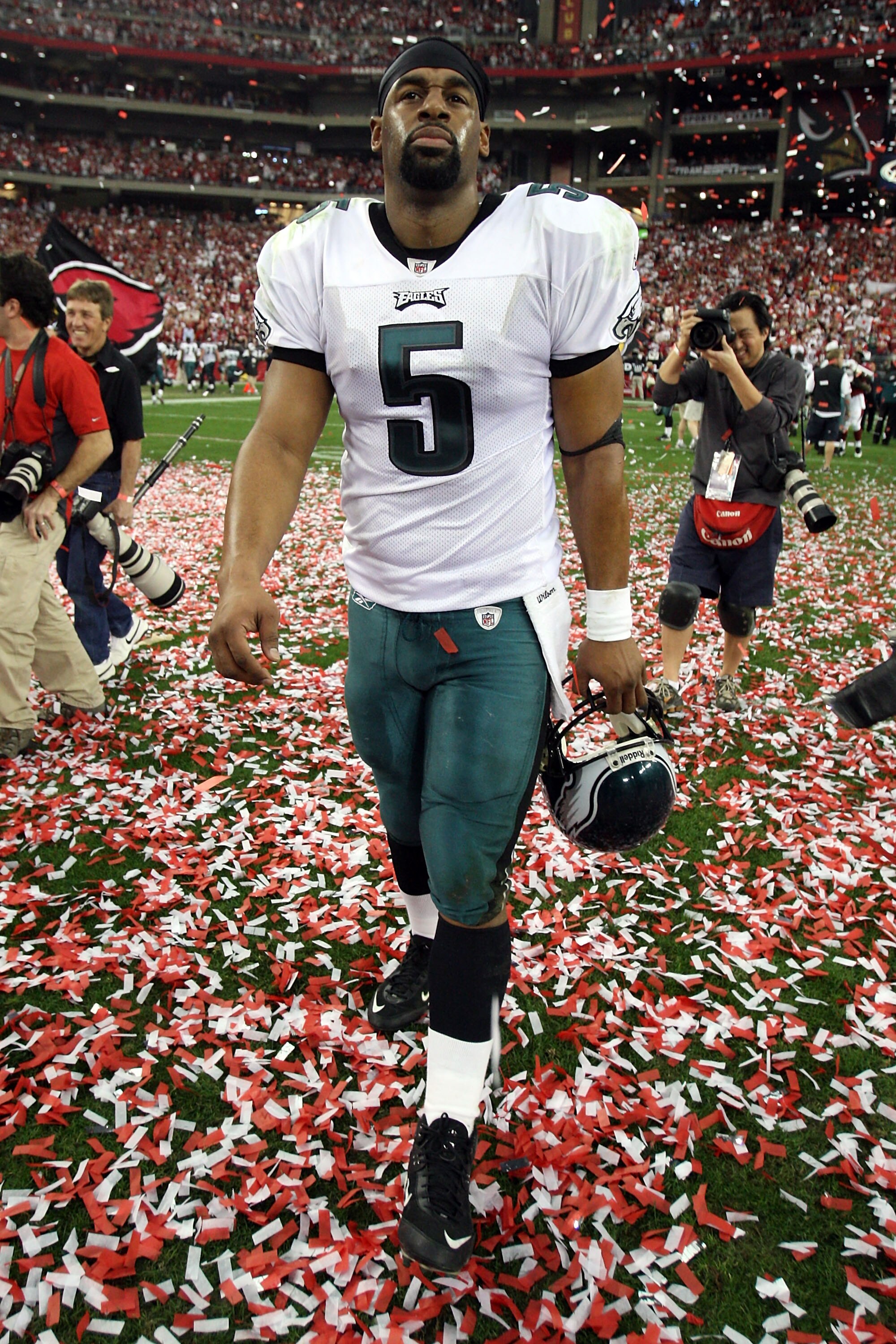 GLENDALE, AZ - JANUARY 18:  Quarterback Donovan McNabb #5 of the Phildelphia Eagles walks off the field after losing to the Arizona Cardinals during the NFC championship game on January 18, 2009 at University of Phoenix Stadium in Glendale, Arizona. The C