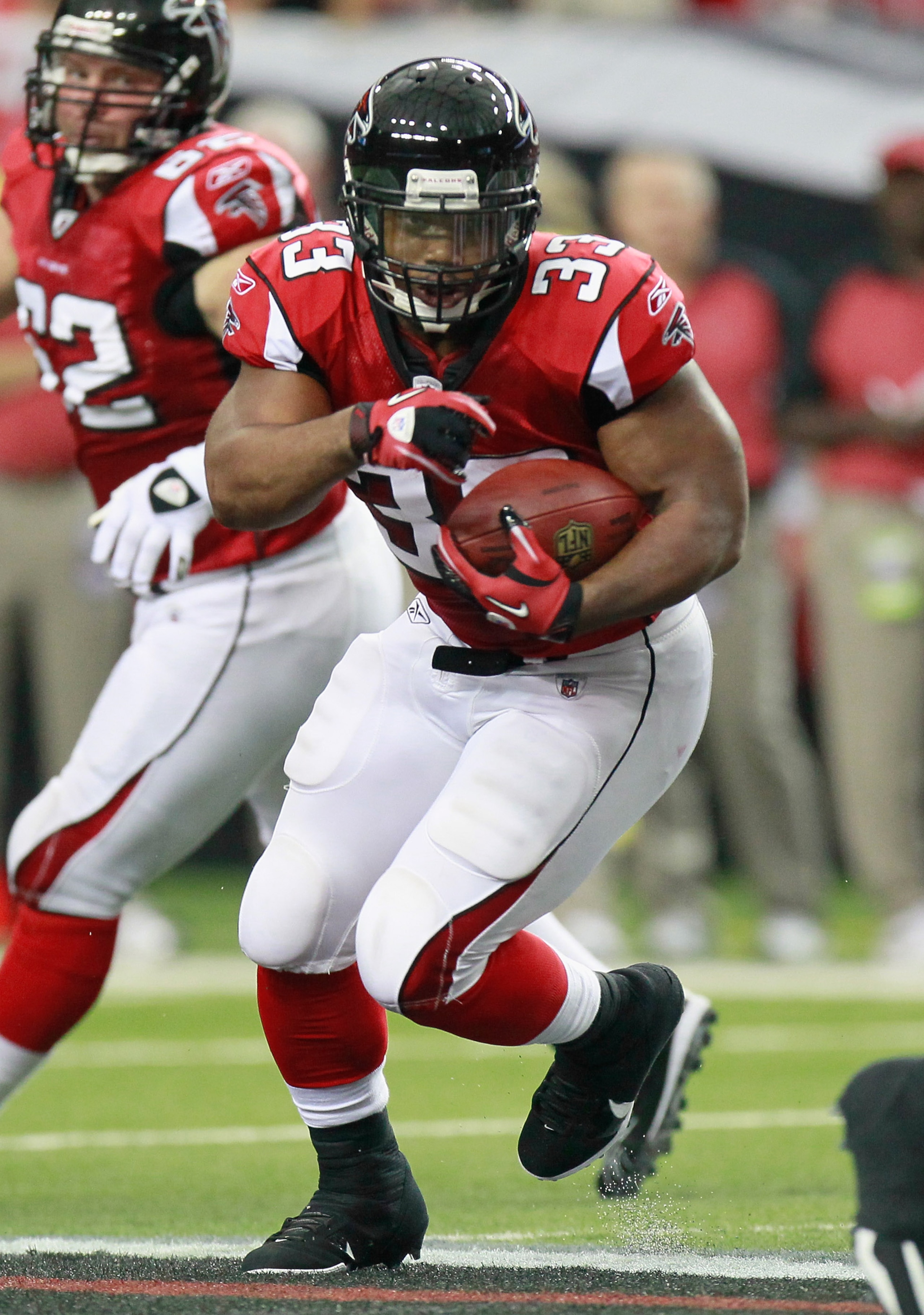 ATLANTA - SEPTEMBER 19:  Michael Turner #33 of the Atlanta Falcons against the Arizona Cardinals at Georgia Dome on September 19, 2010 in Atlanta, Georgia.  (Photo by Kevin C. Cox/Getty Images)