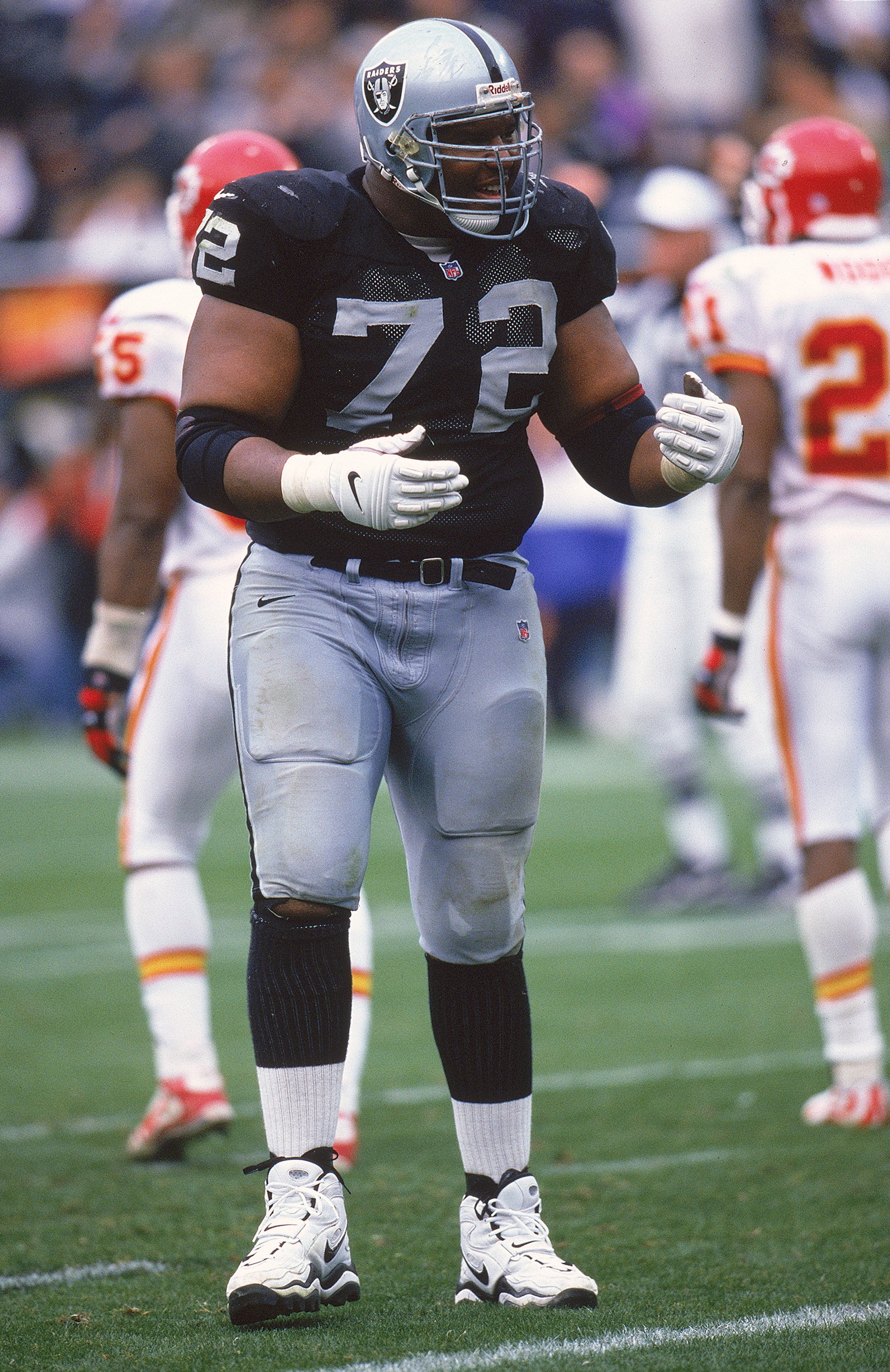 28 Nov 1999: Lincoln Kennedy #72 of the Oakland Raiders reacts to a play during the game against the Kansas City Chiefs at the Network Associates Coliseum in Oakland, California. The Chiefs defeated the Raiders 37-34.