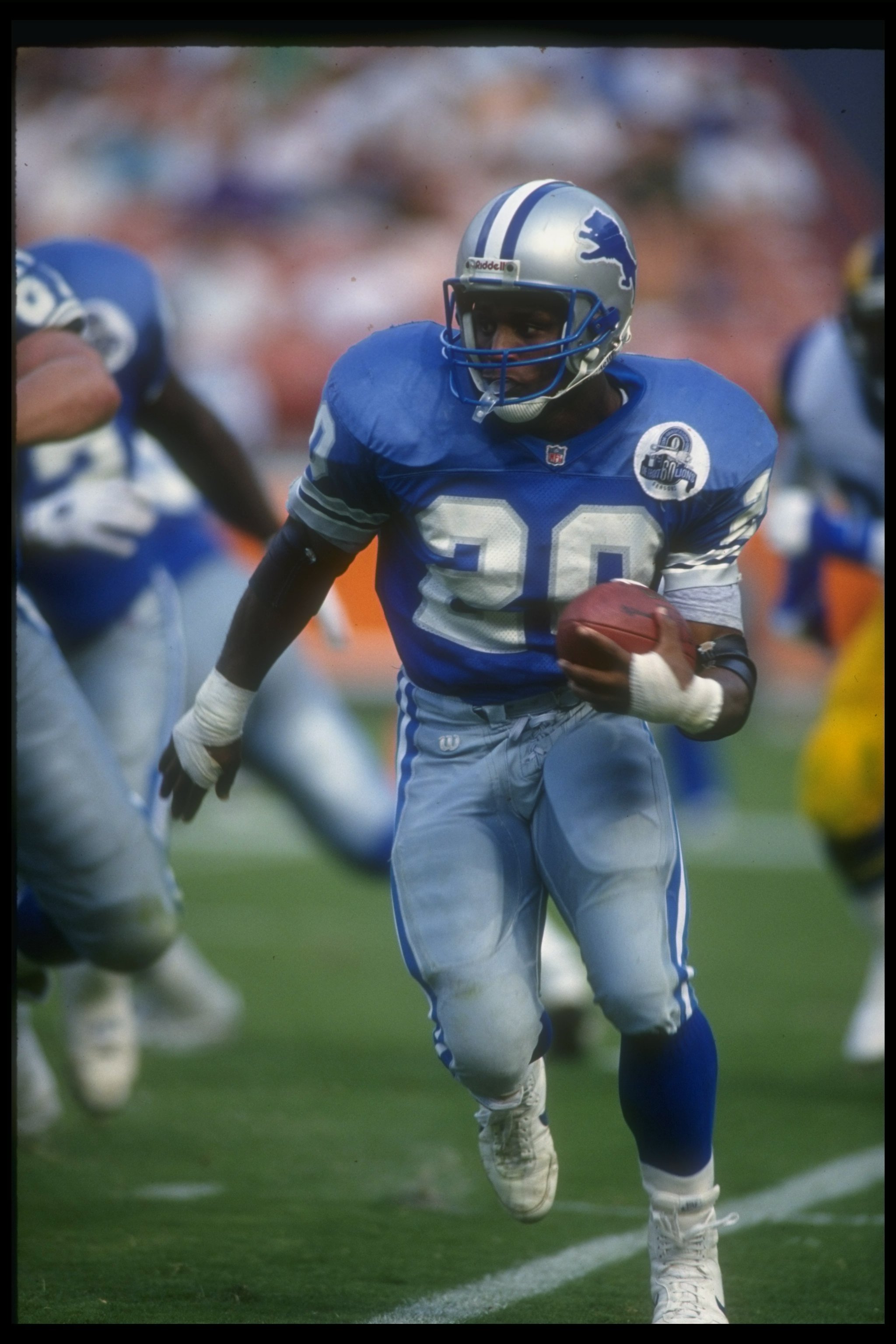24 Oct 1993: Running back Barry Sanders of the Detroit Lions moves the ball during a game against the Los Angeles Rams at Anaheim Stadium in Los Angeles, California. The Lions won the game, 16-13.
