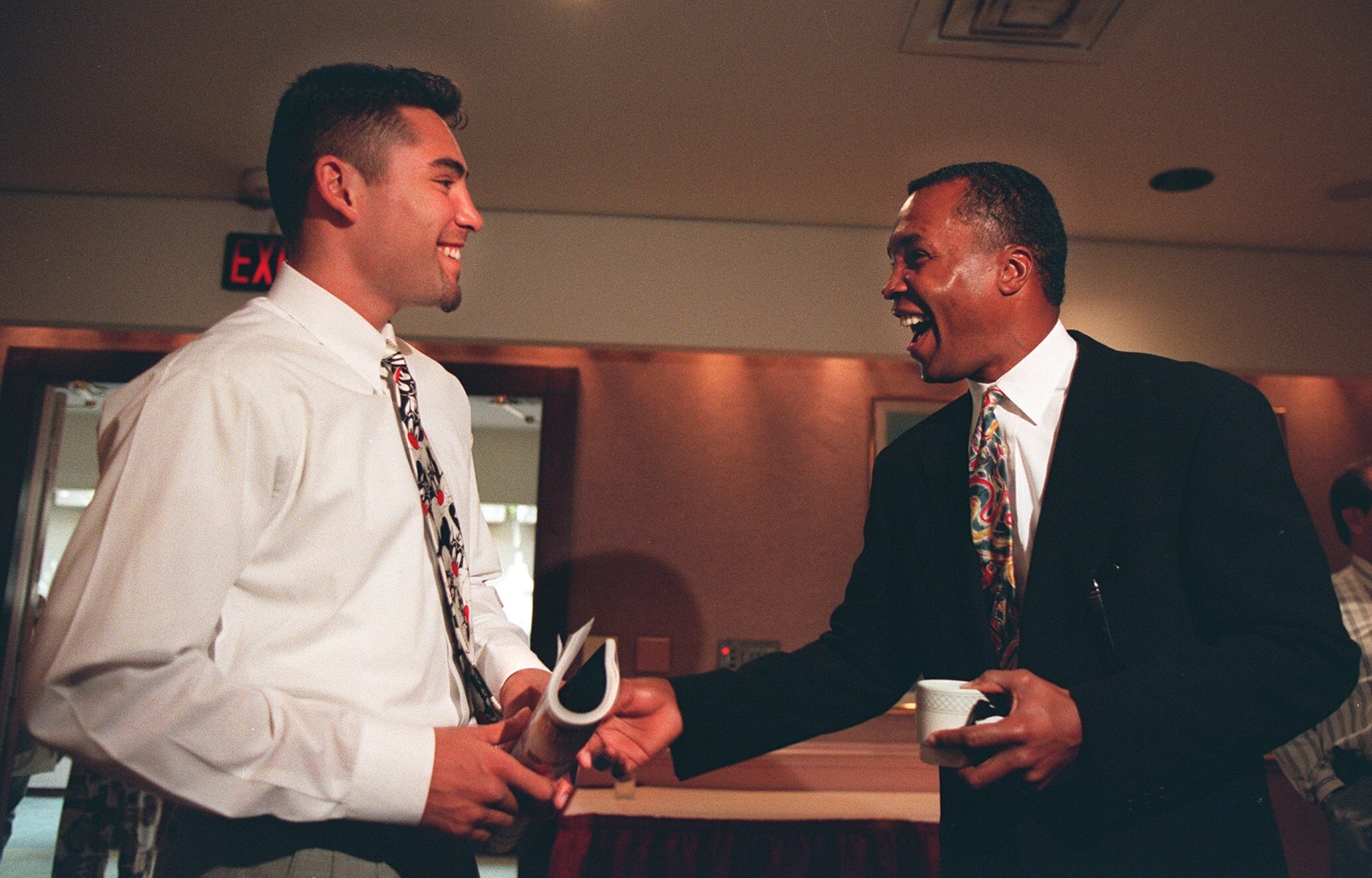 13 Apr 1994: 1992 OLYMPIC BOXING GOLD MEDALIST OSCAR DE LA HOYA, LEFT, SHARES A LAUGH WITH 1976 OLYMPIC BOXING GOLD MEDALIST SUGAR RAY LEONARD DURING A PRESS CONFERENCE PROMOTING DE LA HOYA''S UPCOMING FIGHT AGAINST GIORGIO CAMPANELLA IN LAS VEGAS NEXT MO