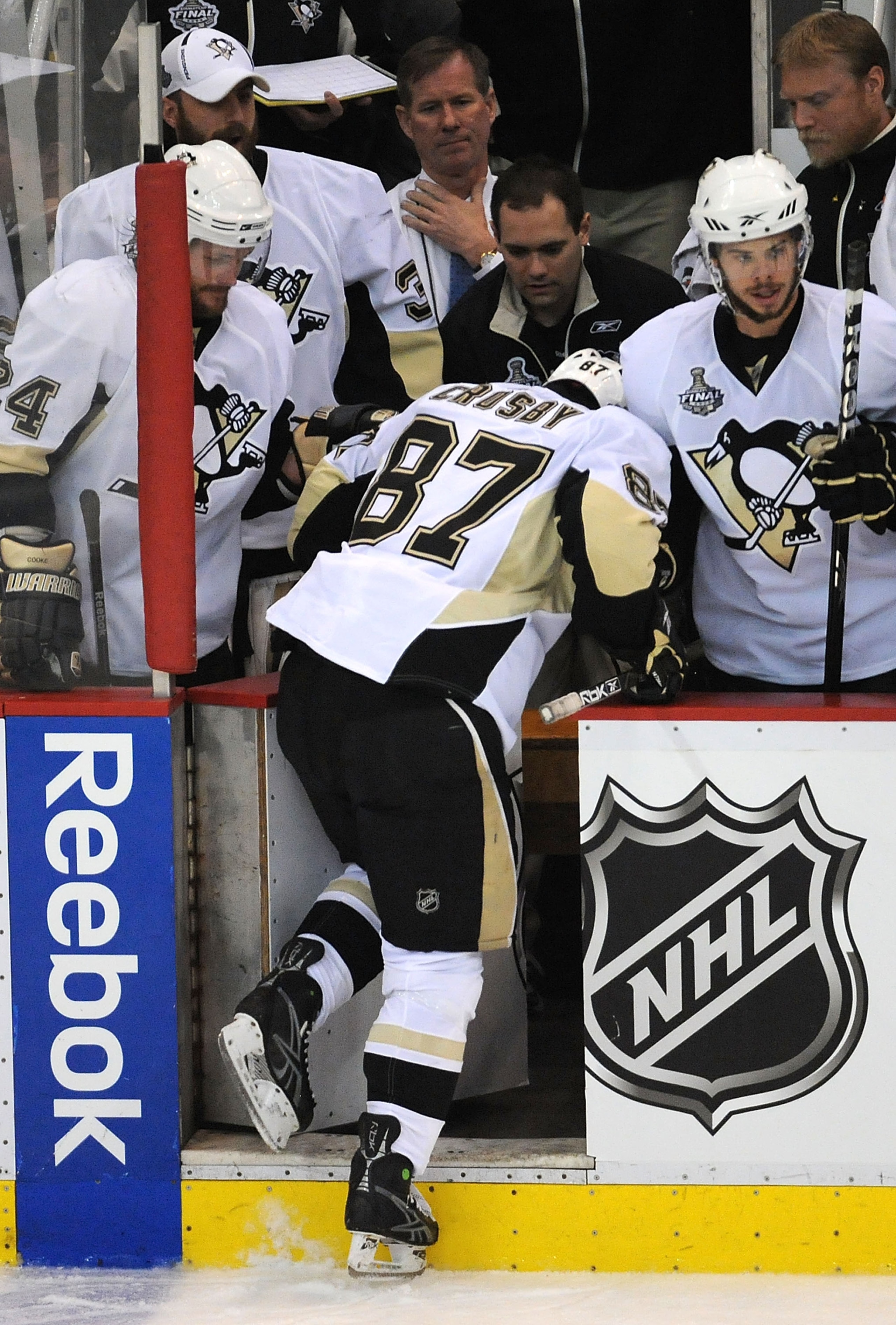 DETROIT - JUNE 12:  Sidney Crosby #87 of the Pittsburgh Penguins is helped off the ice after getting injured against the Detroit Red Wings during Game Seven of the 2009 NHL Stanley Cup Finals at Joe Louis Arena on June 12, 2009 in Detroit, Michigan.  (Pho