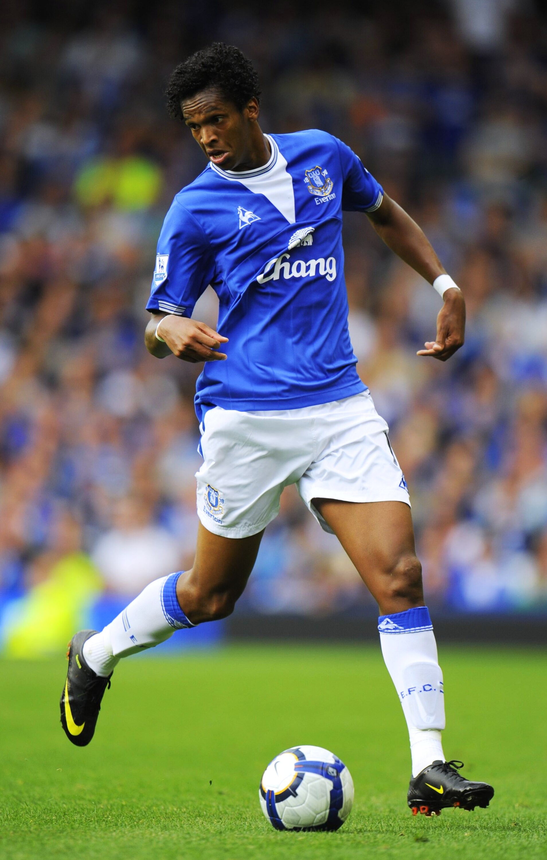 LIVERPOOL, ENGLAND - AUGUST 15:   Joao Alves Jo of Everton runs with the ball during the Barclays Premier League match between Everton and Arsenal at Goodison Park on August 15, 2009 in Liverpool, England. (Photo by Michael Regan/Getty Images)