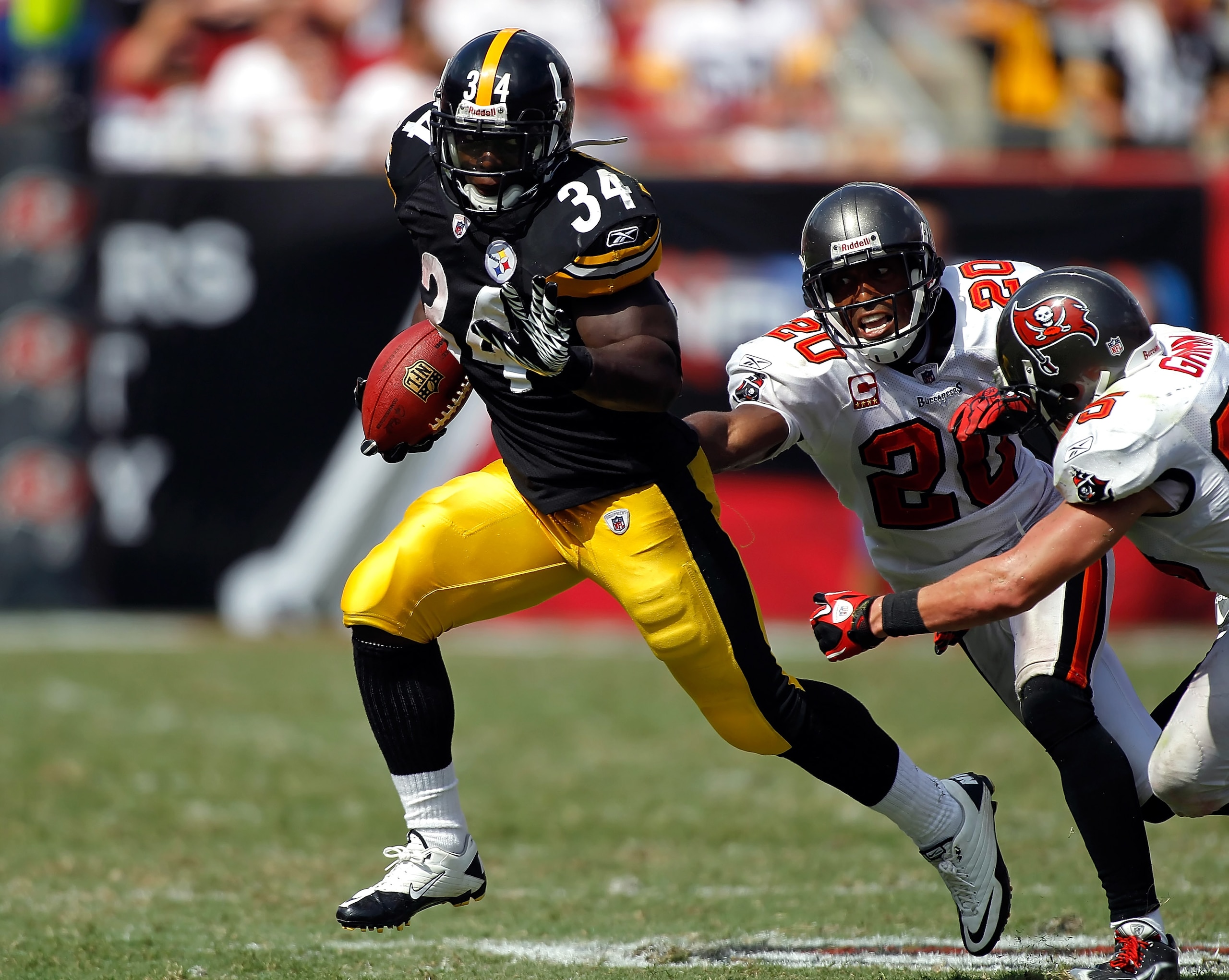 TAMPA, FL - SEPTEMBER 26:  Running back Rashard Mendenhall #34 of the Pittsburgh Steelers tries to out run defenders Cody Grimm #35 and Ronde Barber #20 of the Tampa Bay Buccaneers during the game at Raymond James Stadium on September 26, 2010 in Tampa, F