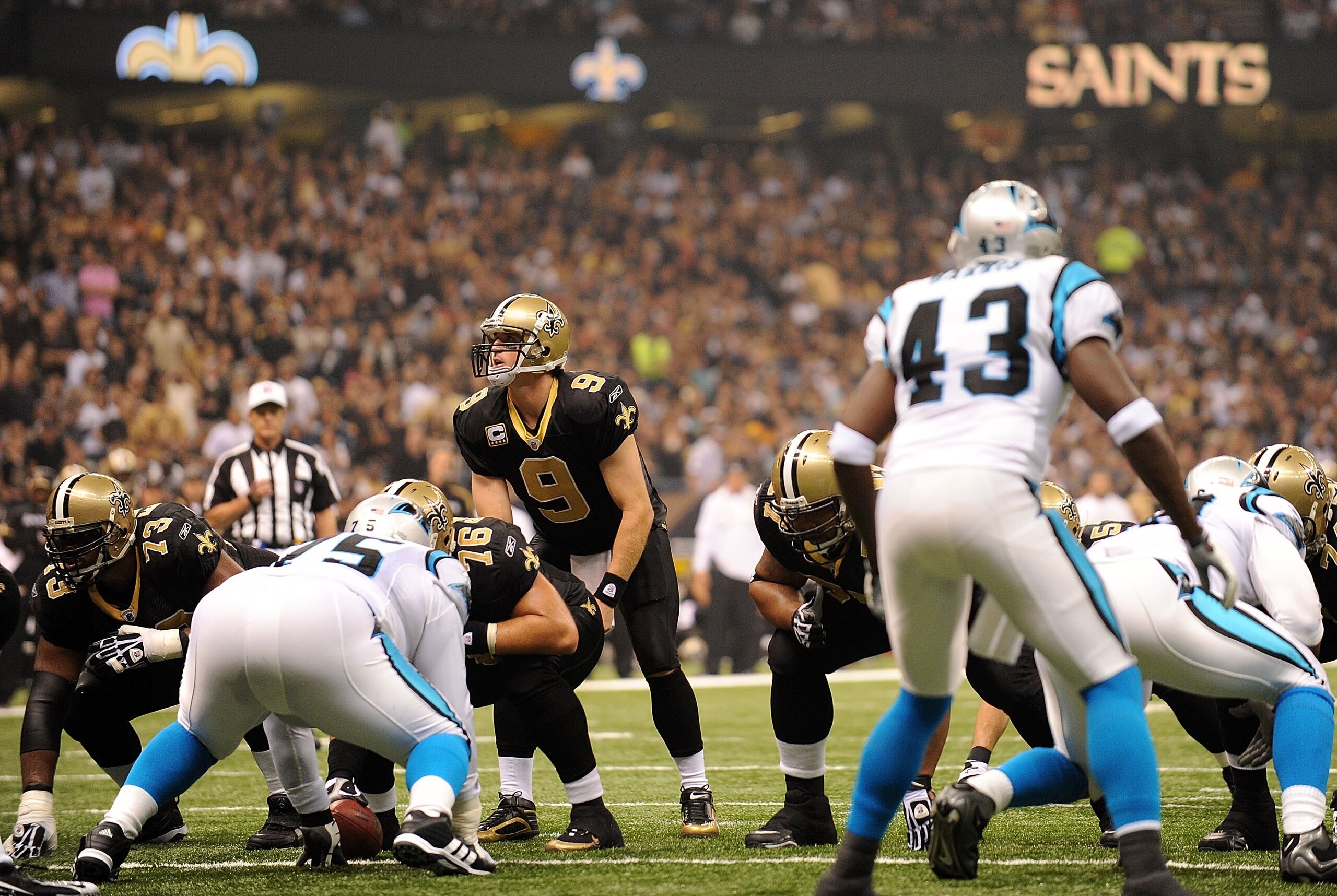 NEW ORLEANS - NOVEMBER 08:  Quarterback Drew Brees #9 of the New Orleans Saints at Louisiana Superdome on November 8, 2009 in New Orleans, Louisiana.  (Photo by Ronald Martinez/Getty Images)