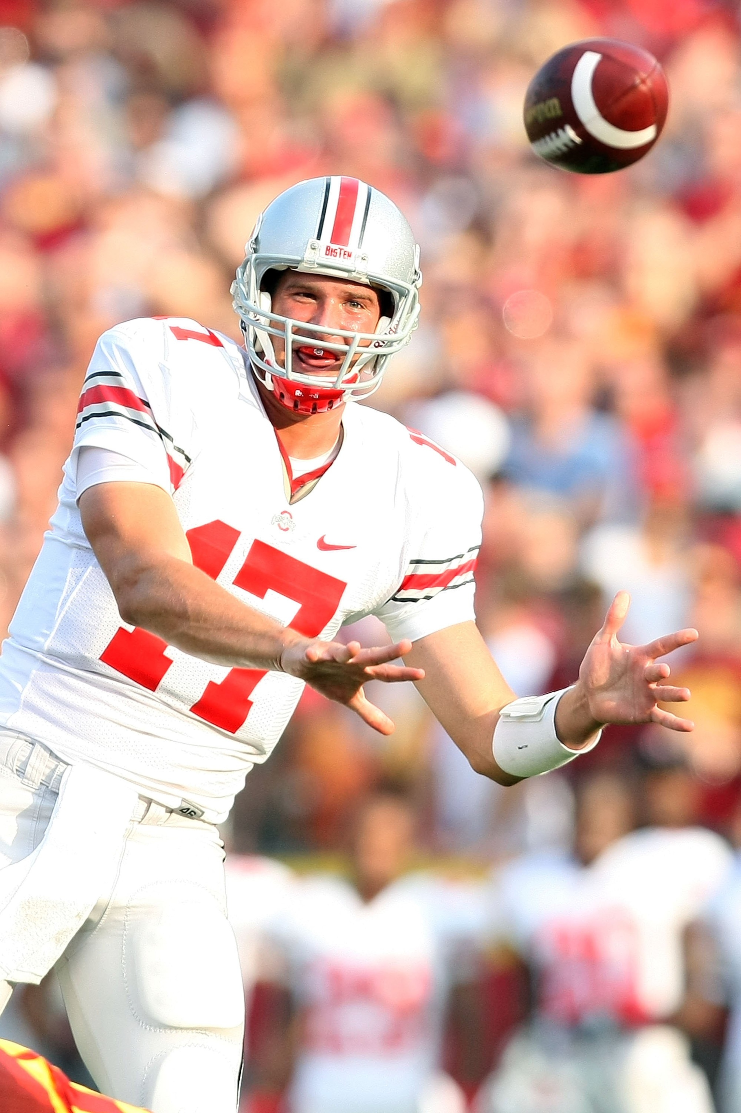 LOS ANGELES, CA - SEPTEMBER 13:  Quarterback Todd Boeckman #17 of the Ohio State Buckeyes throws the ball in the first half against the USC Trojans during the college football game at the Los Angeles Memorial Coliseum on September 13, 2008 in Los Angeles,