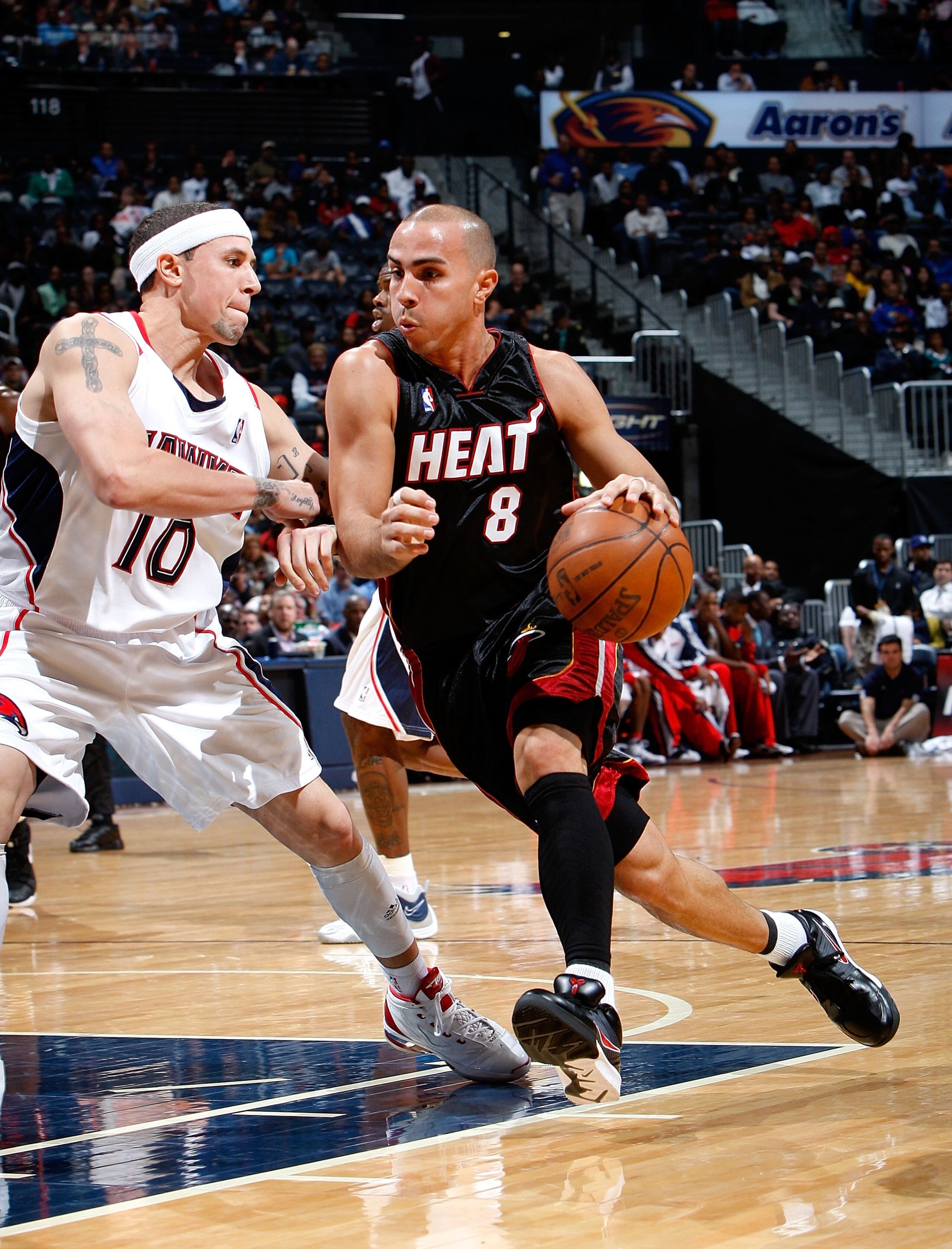 ATLANTA - NOVEMBER 18:  Carlos Arroyo #8 of the Miami Heat against Mike Bibby #10 of the Atlanta Hawks at Philips Arena on November 18, 2009 in Atlanta, Georgia.  (Photo by Kevin C. Cox/Getty Images)