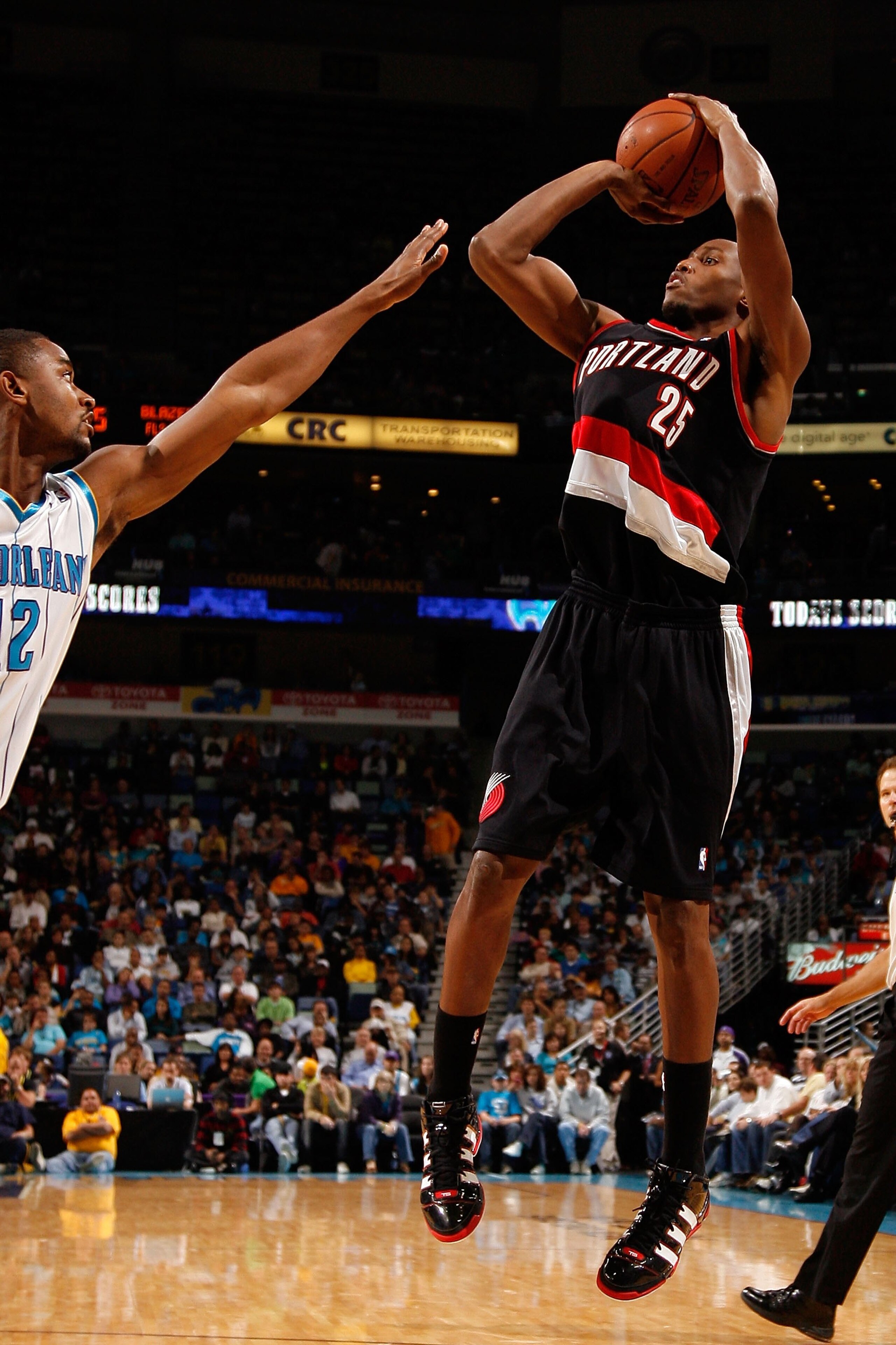 NEW ORLEANS - NOVEMBER 13:  Travis Outlaw #25  of the Portland Trail Blazers shoots the ball over Hilton Armstrong #12 of the New Orleans Hornets at the New Orleans Arena on November 13, 2009 in New Orleans, Louisiana.  NOTE TO USER: User expressly acknow