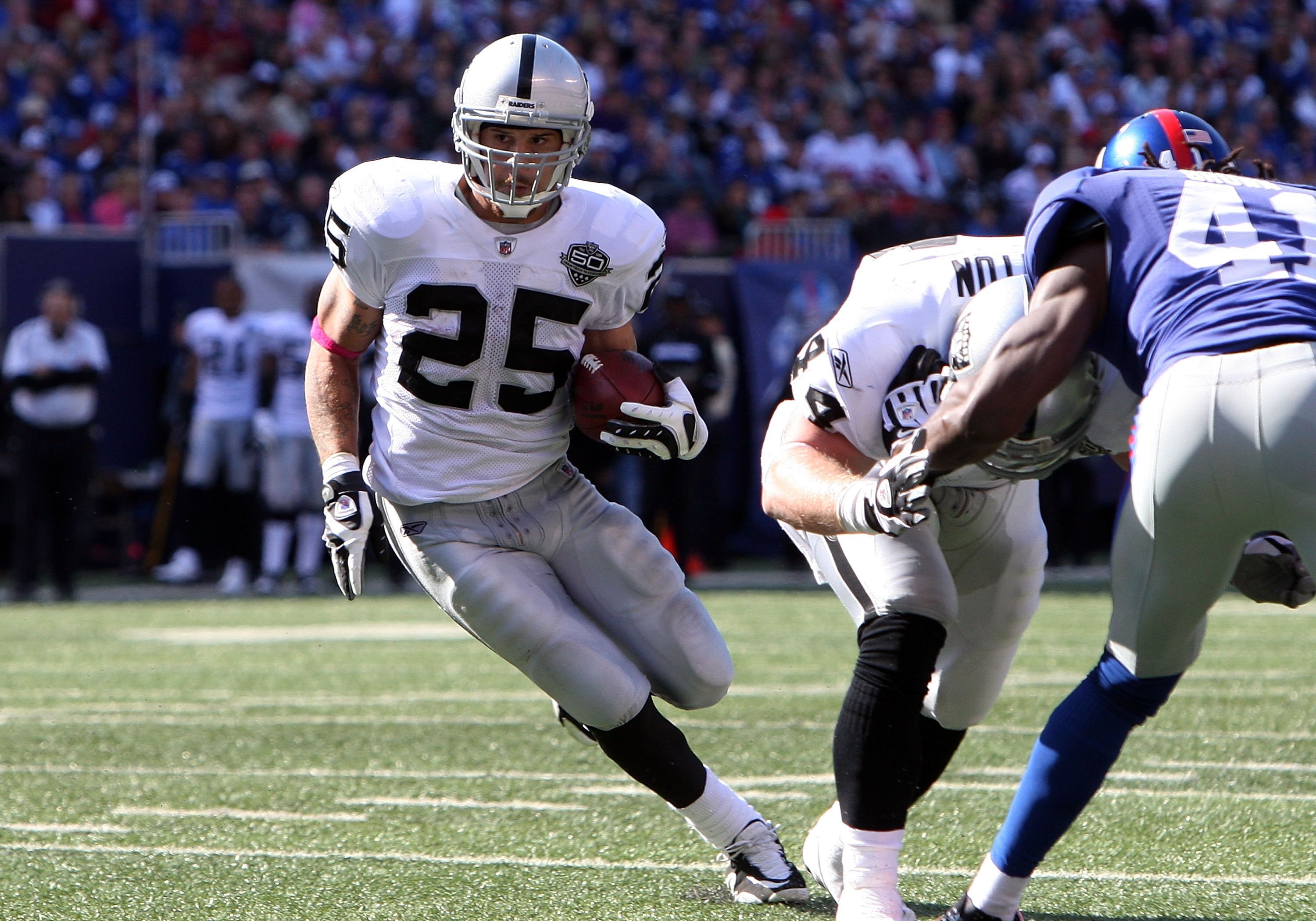 EAST RUTHERFORD, NJ - OCTOBER 11:  Justin Fargas #25 of the Oakland Raiders rns the ball against the New York Giants on October 11, 2009 at Giants Stadium in East Rutherford, New Jersey.  (Photo by Jim McIsaac/Getty Images)