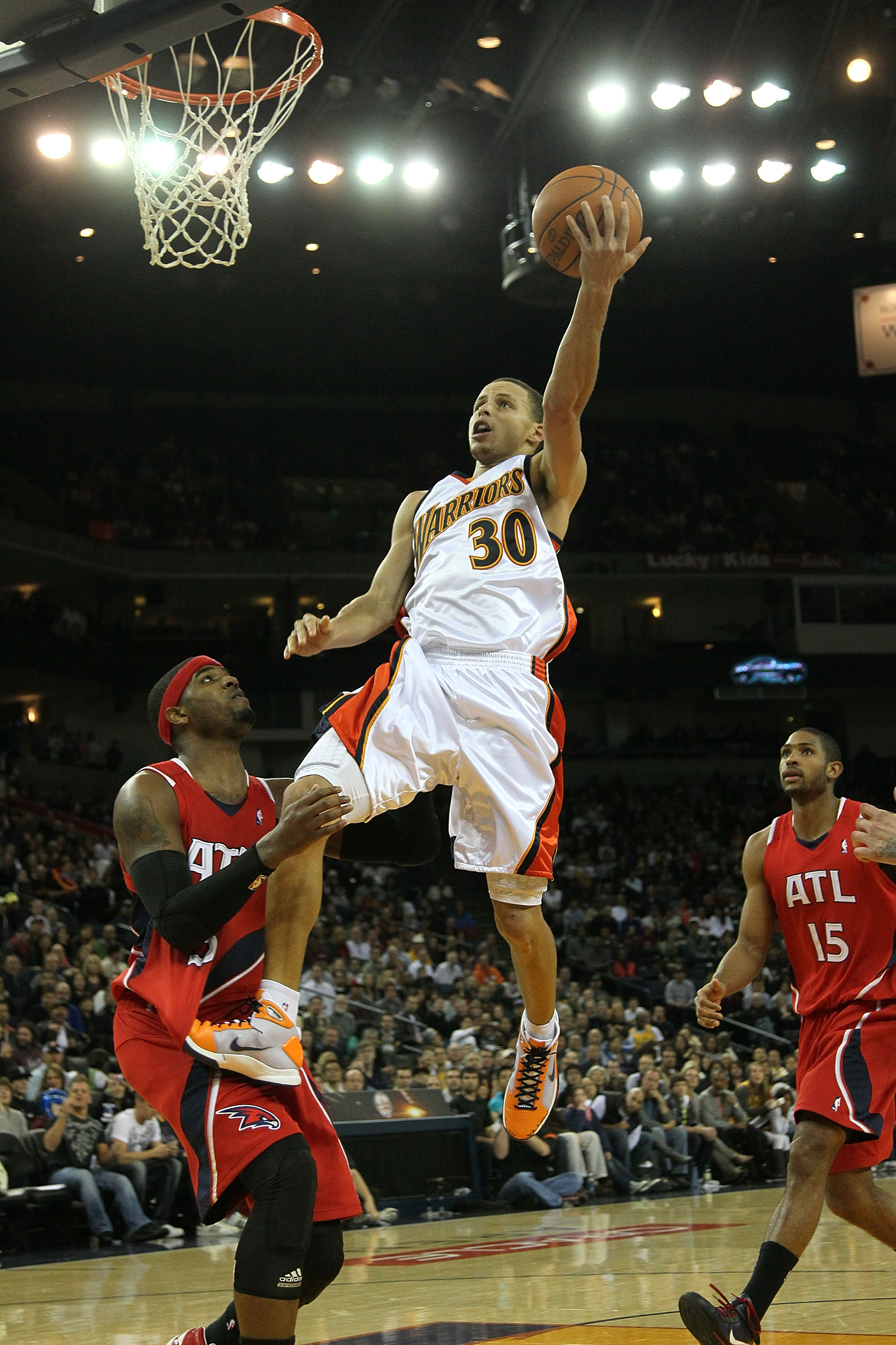 OAKLAND, CA - FEBRUARY 21:  Stephen Curry #30 the Golden State Warriors shoots against Josh Smith #5 of the Atlanta Hawks during an NBA game at Oracle Arena on February 21, 2010 in Oakland, California.  NOTE TO USER: User expressly acknowledges and agrees