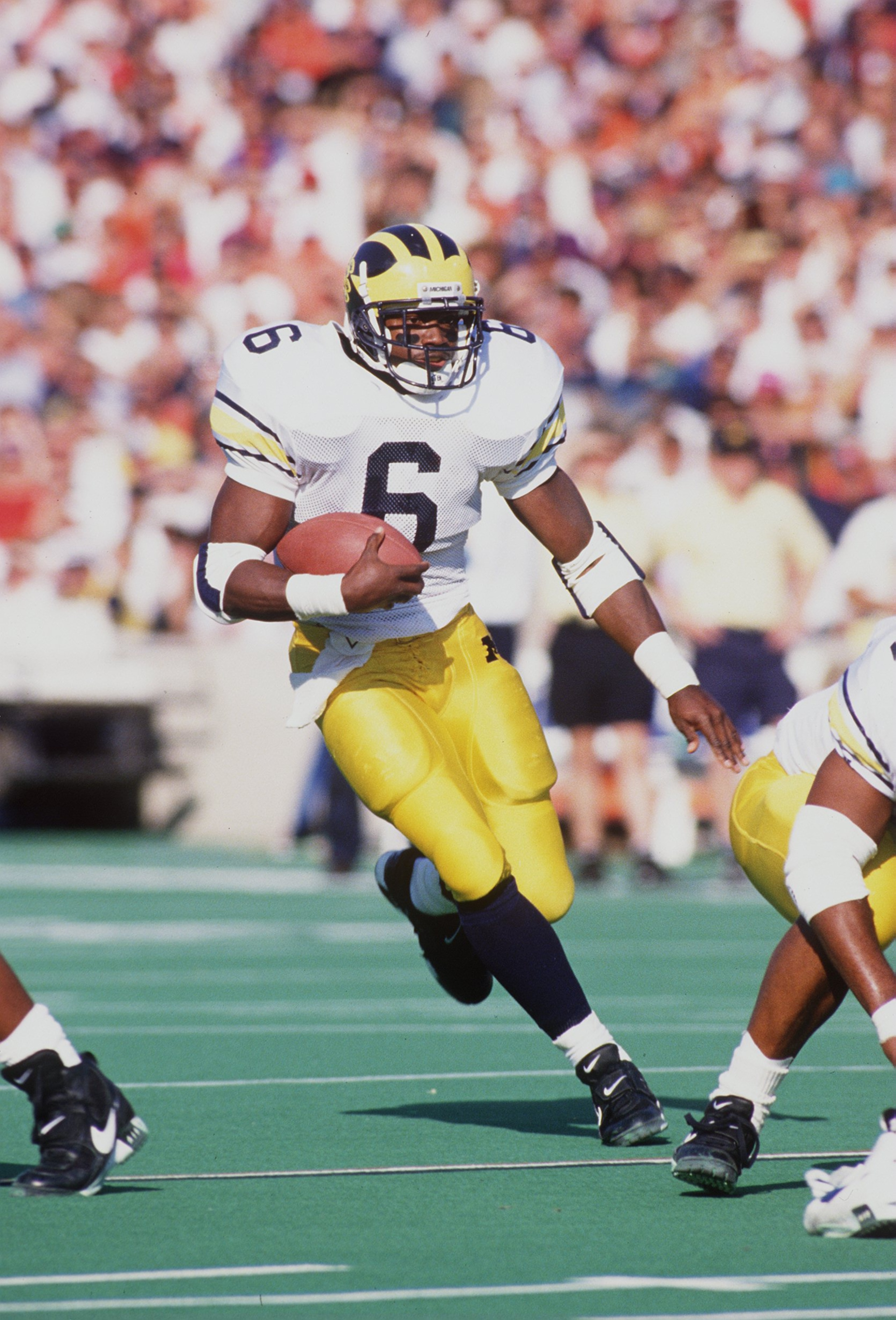 22 Oct 1994: MICHIGAN RUNNING BACK TYRONE WHEATLEY CARRIES THE FOOTBALL DURING THE WOLVERINES 19-14 VICTORY OVER THE ILLINOIS FIGHTING ILLINI AT MEMORIAL STADIUM IN CHAMPAIGN, ILLINOIS.