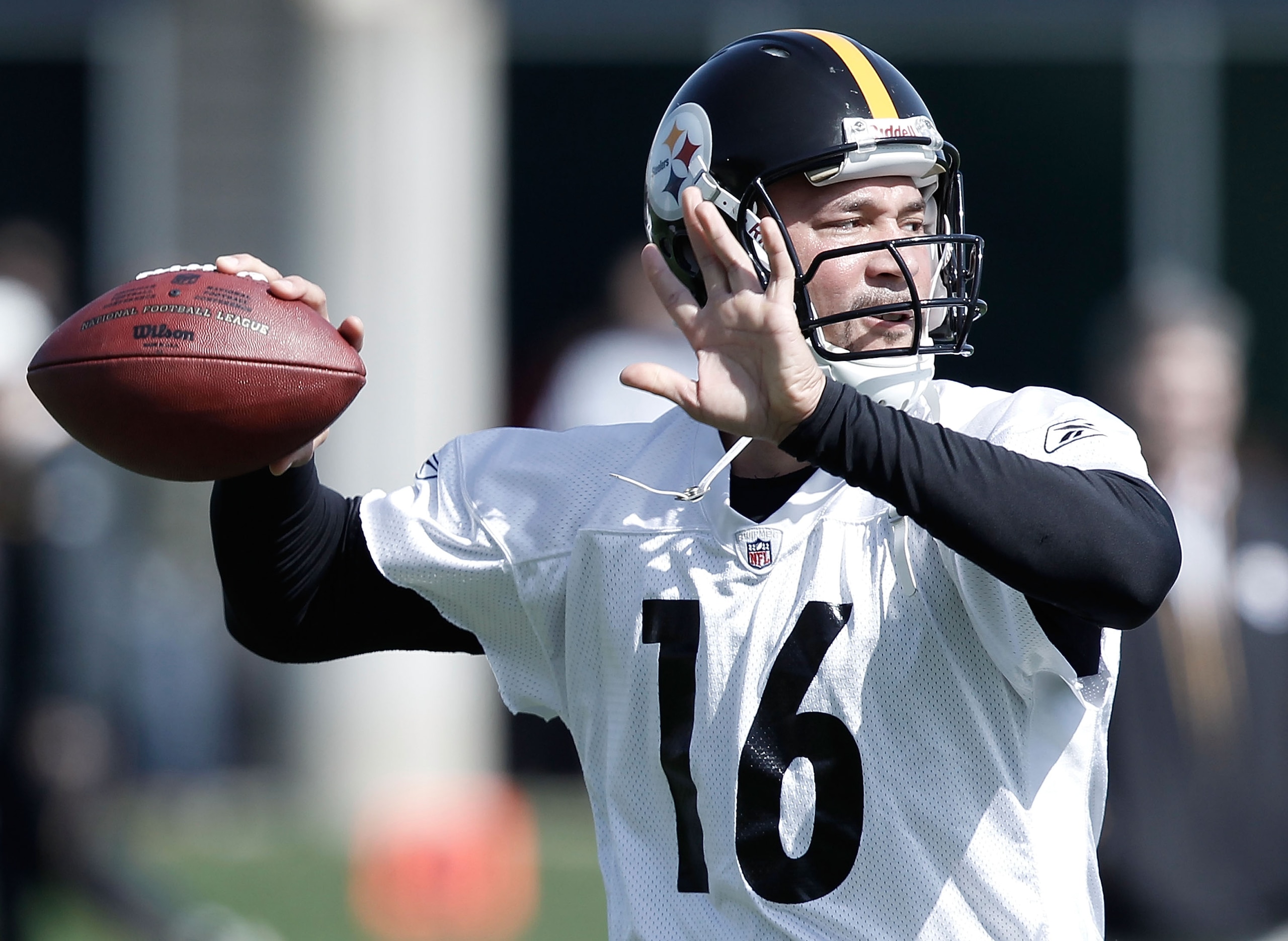 PITTSBURGH - APRIL 19:  Charlie Batch #16 of the Pittsburgh Steelers practices on April 19, 2010 at the Pittsburgh Steelers South Side training facility in Pittsburgh, Pennsylvania.  (Photo by Jared Wickerham/Getty Images)