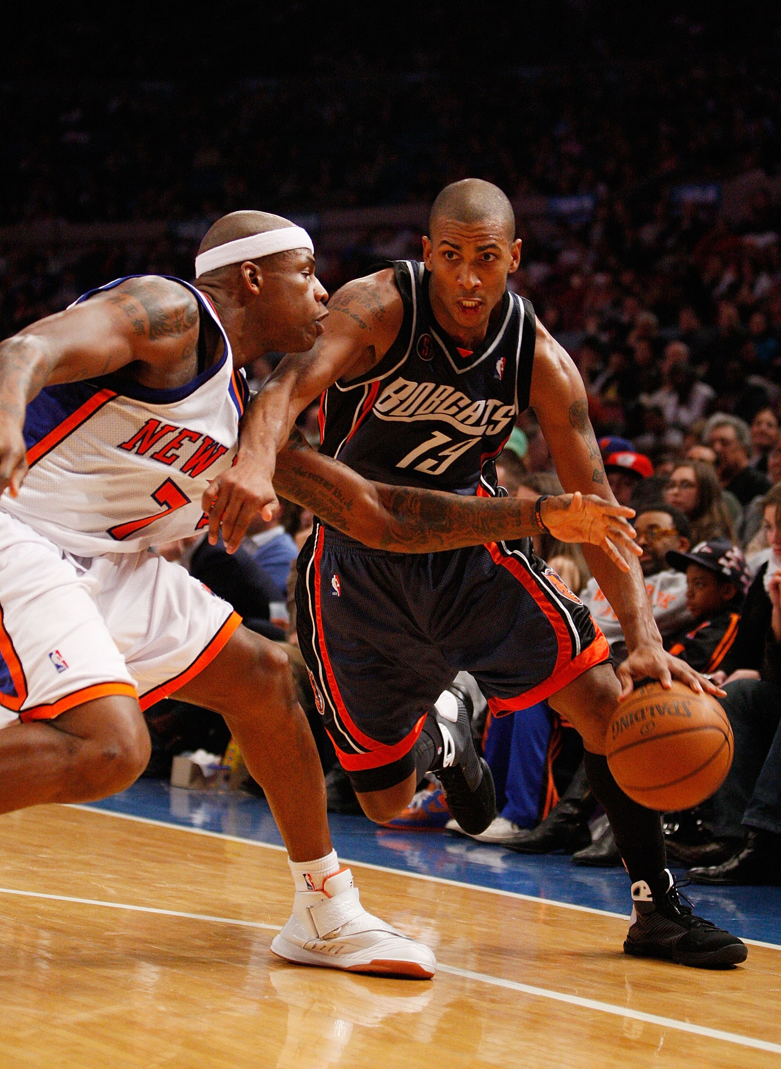 NEW YORK - MARCH 07:  Raja Bell #19 of the Charlotte Bobcats drives against Al Harrington #7 of the New York Knicks on March 7, 2009 at Madison Square Garden in New York City. NOTE TO USER: User expressly acknowledges and agrees that, by downloading and o