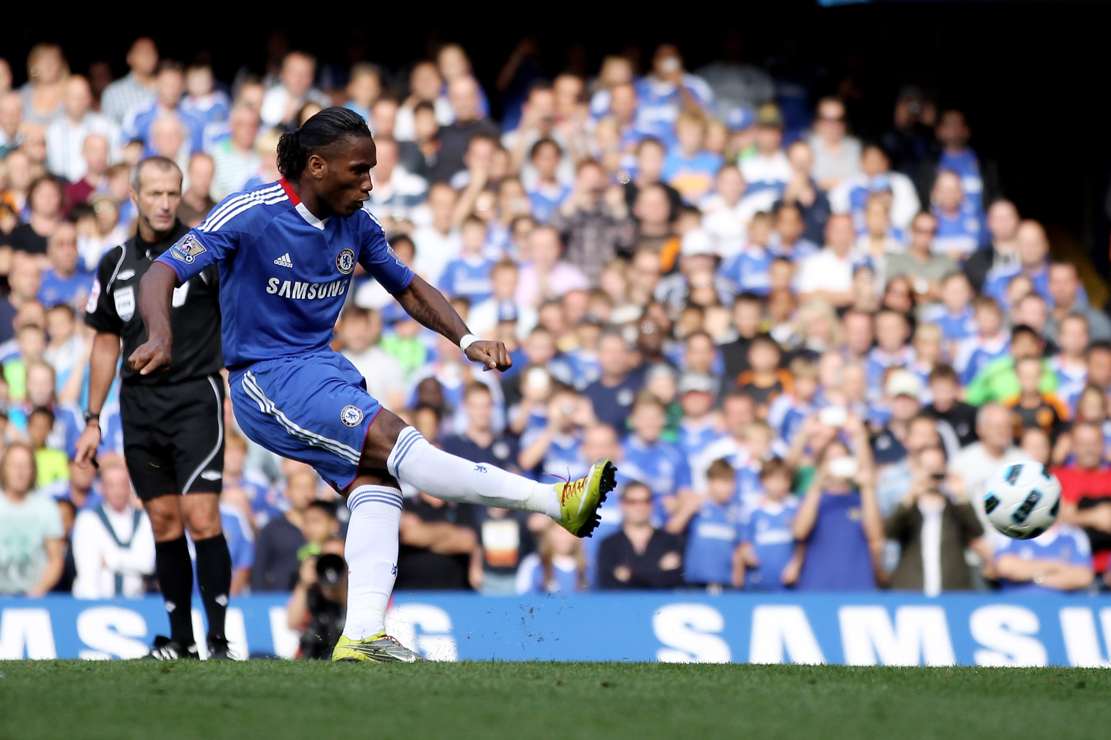 LONDON, ENGLAND - AUGUST 28:  Didier Drogba of Chelsea scores his team's second goal from the penalty spot during the Barclays Premier League match between Chelsea and Stoke City at Stamford Bridge on August 28, 2010 in London, England.  (Photo by Bryn Le
