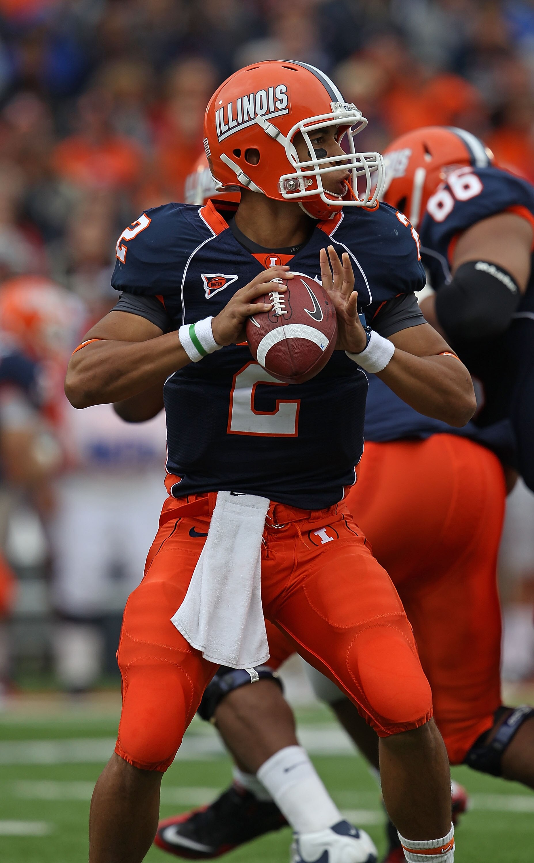 CHAMPAIGN, IL - OCTOBER 02: Nathan Scheelhaase #2 of the Illinois Fighting Illini looks for a receiver against the Ohio State Buckeyes at Memorial Stadium on October 2, 2010 in Champaign, Illinois. Ohio State defeated Illinois 24-13. (Photo by Jonathan Da