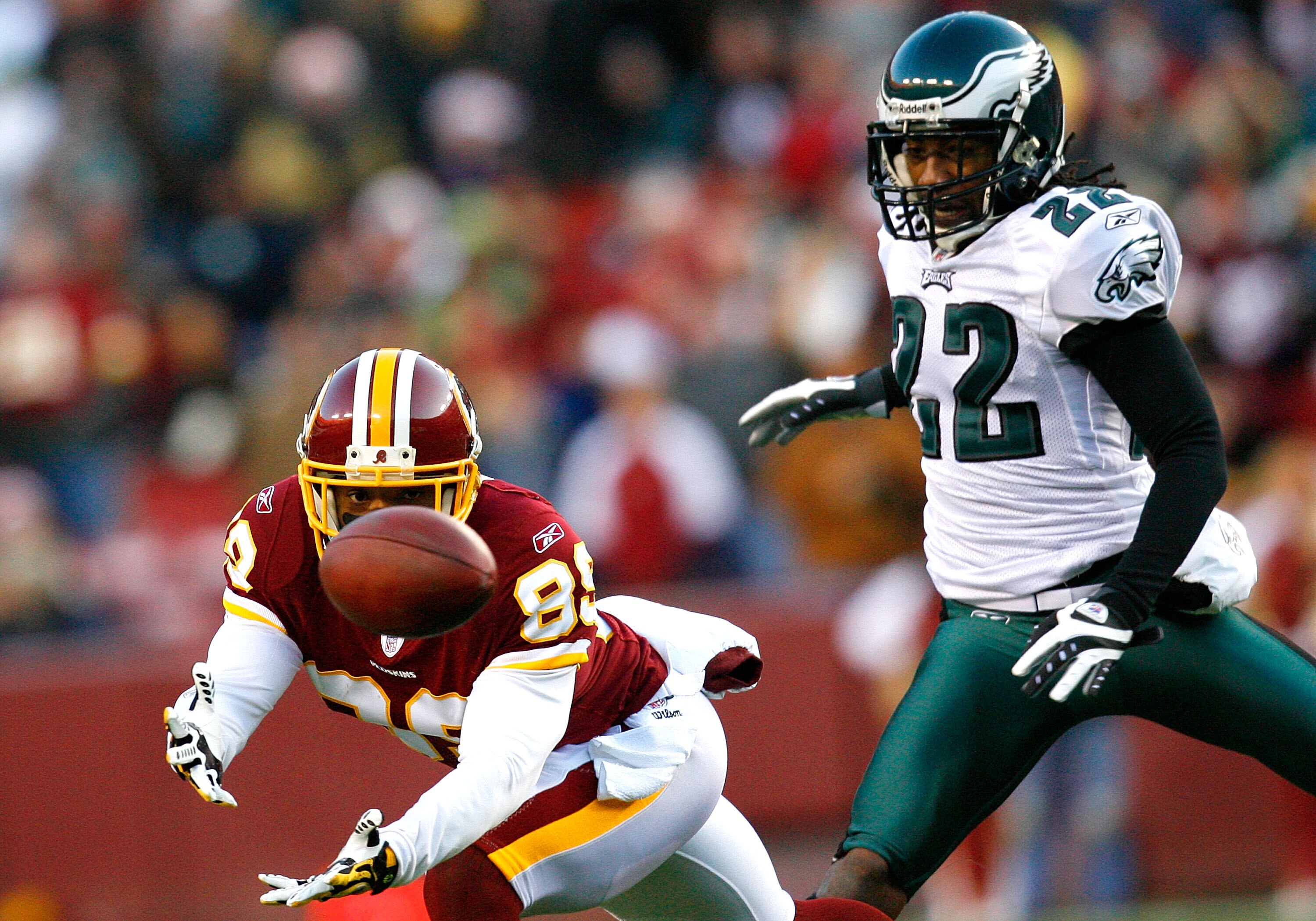 LANDOVER, MD - DECEMBER 21:  Receiver Santana Moss #89 of the Washington Redskins fails to pull in this reception against Asante Samuel #22 of the Philadelphia Eagles during the game on December 21, 2008 at FedEx Field in Landover, Maryland.  (Photo by Ke