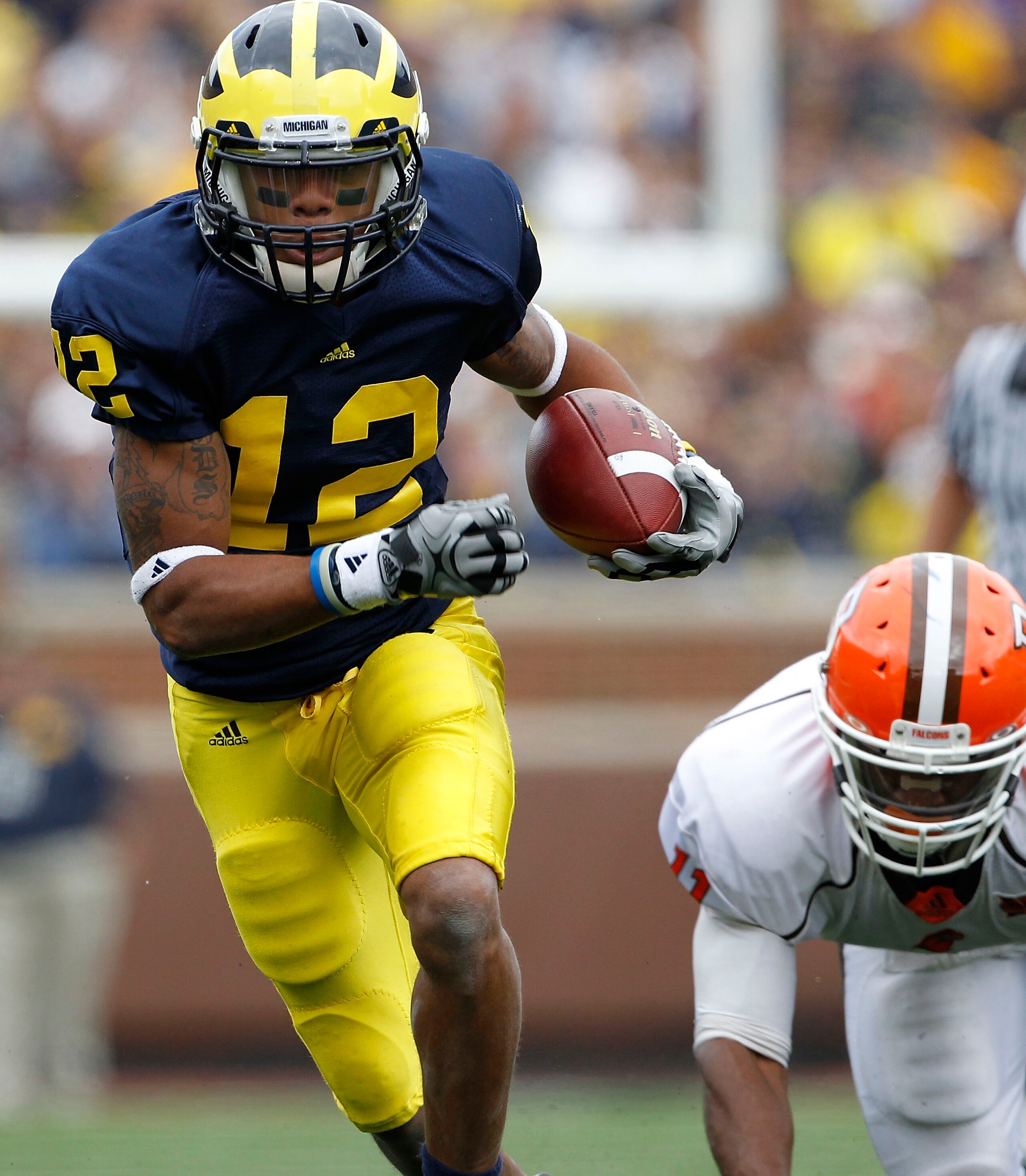 ANN ARBOR, MI - SEPTEMBER 25: Roy Roundtree #12 of the Michigan Wolverines runs for a 32 yard gain after catching the pass from Denard Robinson during the first quarter of the game against Bowling Green on September 25, 2010 at Michigan Stadium in Ann Arb ANN ARBOR, MI - SEPTEMBER 25: Roy Roundtree #12 of the Michigan Wolverines runs for a 32 yard gain after catching the pass from Denard Robinson during the first quarter of the game against Bowling Green on September 25, 2010 at Michigan Stadium in Ann Arb