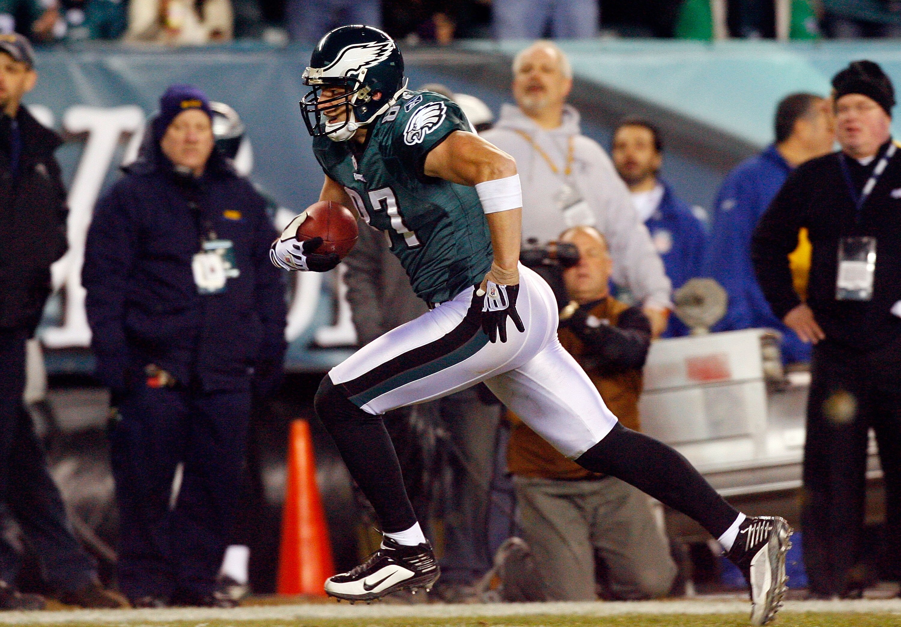 PHILADELPHIA - DECEMBER 27:  Brent Celek #87of the Philadelphia Eagles heads for the endzone for a touchdown against the Denver Broncos on December 27, 2009 at Lincoln Financial Field in Philadelphia, Pennsylvania. The Eagles defeated the Broncos 30-27.
