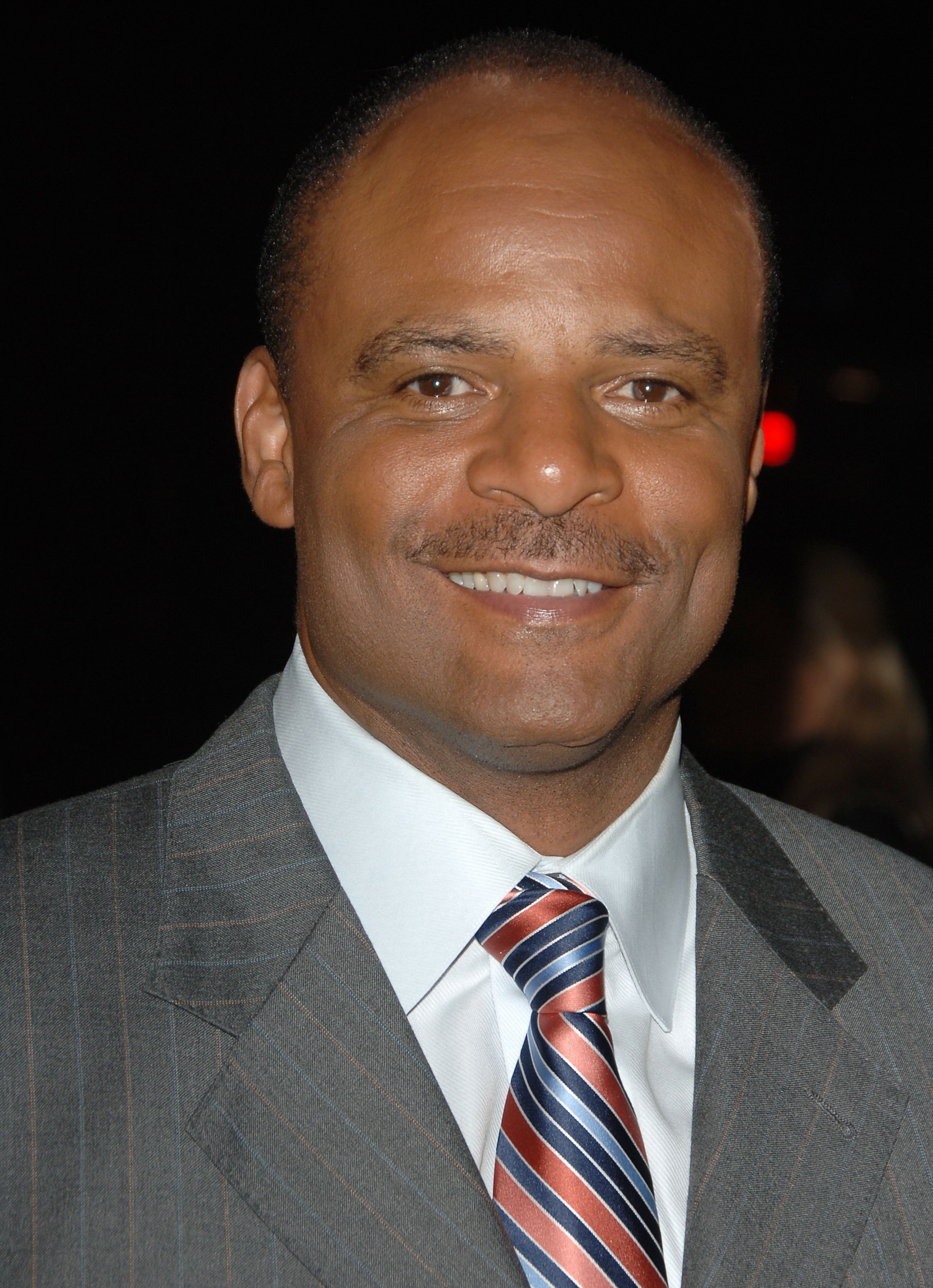 LOS ANGELES, CA - NOVEMBER 08:  Former NFL star Warren Moon arrives at the 16th annual Environmental Media Awards held at Ebell Club of Los Angeles on November 18, 2006 in Los Angeles, California.  (Photo by Stephen Shugerman/Getty Images)