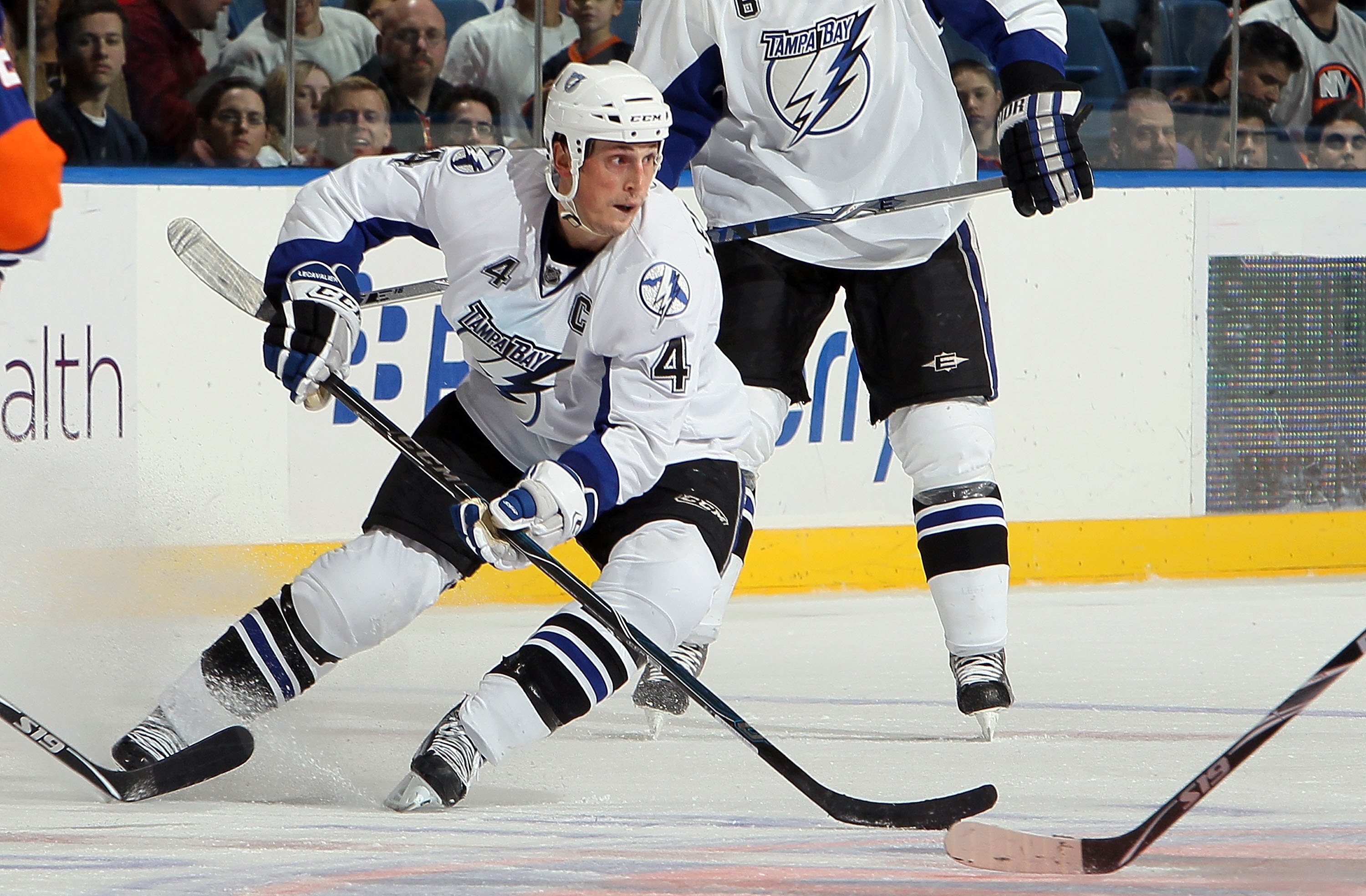 UNIONDALE, NY - FEBRUARY 13:  Vincent Lecavalier #4 of the Tampa Bay Lightning skates against the New York Islanders on February 13, 2010 at Nassau Coliseum in Uniondale, New York. The Isles defeated the Lightning 5-4.  (Photo by Jim McIsaac/Getty Images)