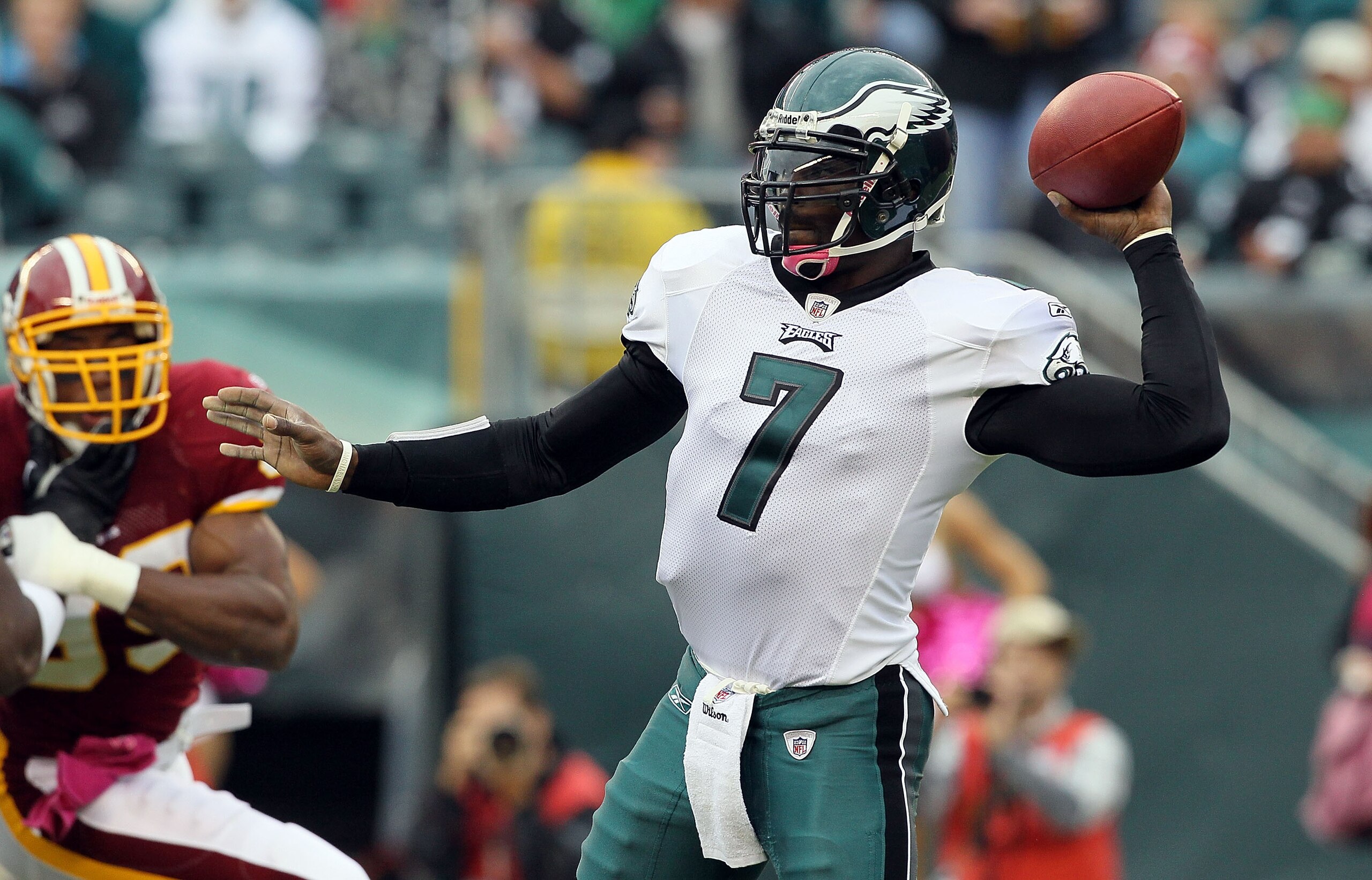 PHILADELPHIA - OCTOBER 03:  Michael Vick #7 of the Philadelphia Eagles throws a pass against the Washington Redskins on October 3, 2010 at Lincoln Financial Field in Philadelphia, Pennsylvania.  (Photo by Jim McIsaac/Getty Images)