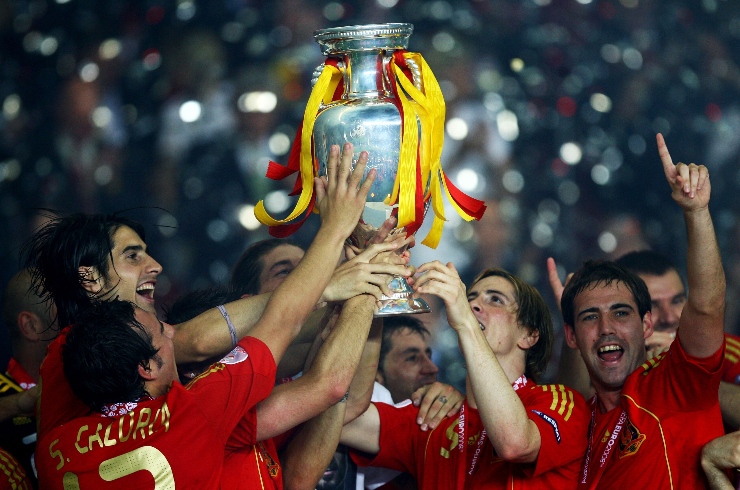VIENNA, AUSTRIA - JUNE 29:  Spanish players celebrate after the UEFA EURO 2008 Final match between Germany and Spain at Ernst Happel Stadion on June 29, 2008 in Vienna, Austria.  (Photo by Shaun Botterill/Getty Images)