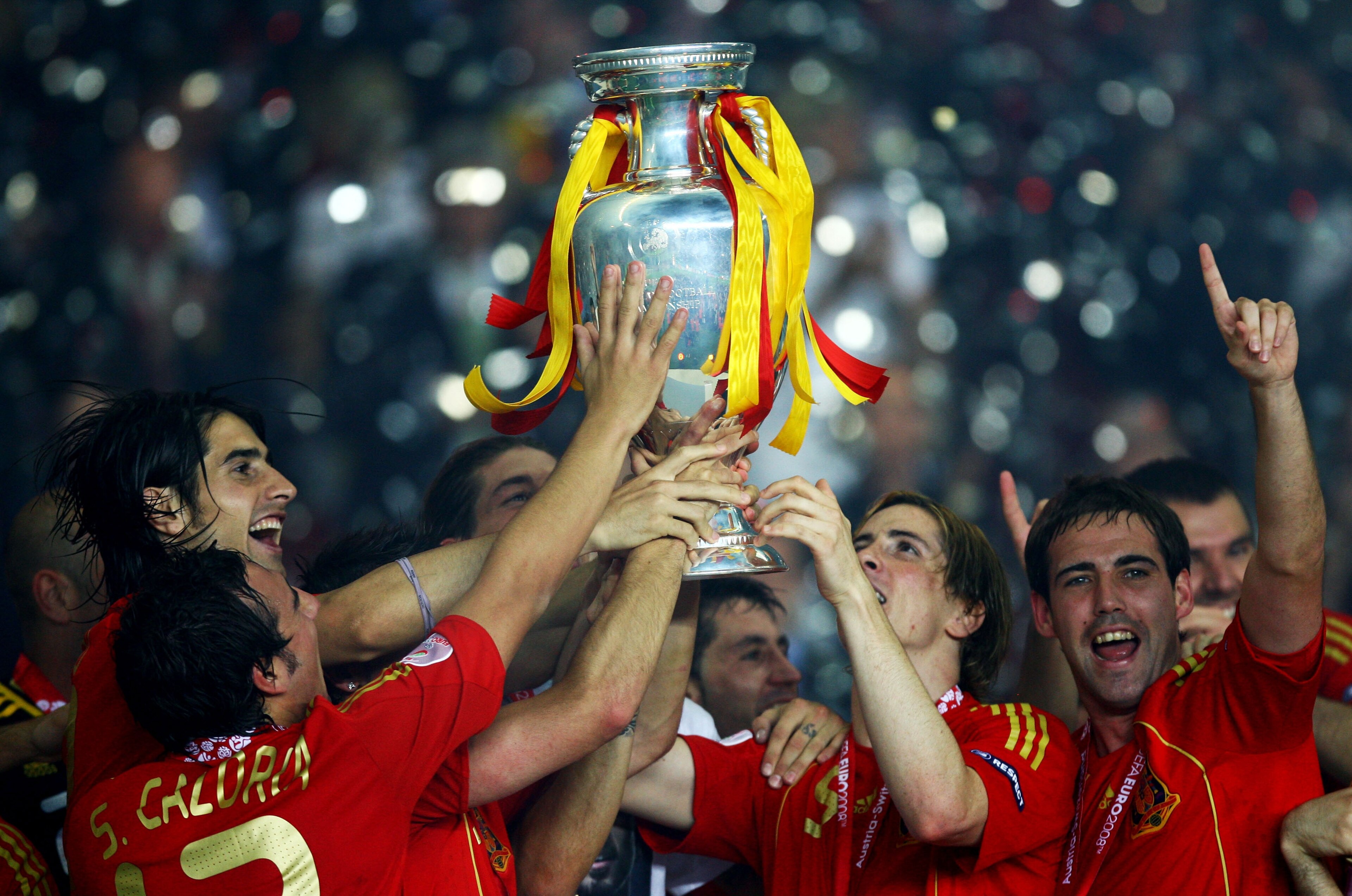 VIENNA, AUSTRIA - JUNE 29:  Spanish players celebrate after the UEFA EURO 2008 Final match between Germany and Spain at Ernst Happel Stadion on June 29, 2008 in Vienna, Austria.  (Photo by Shaun Botterill/Getty Images)