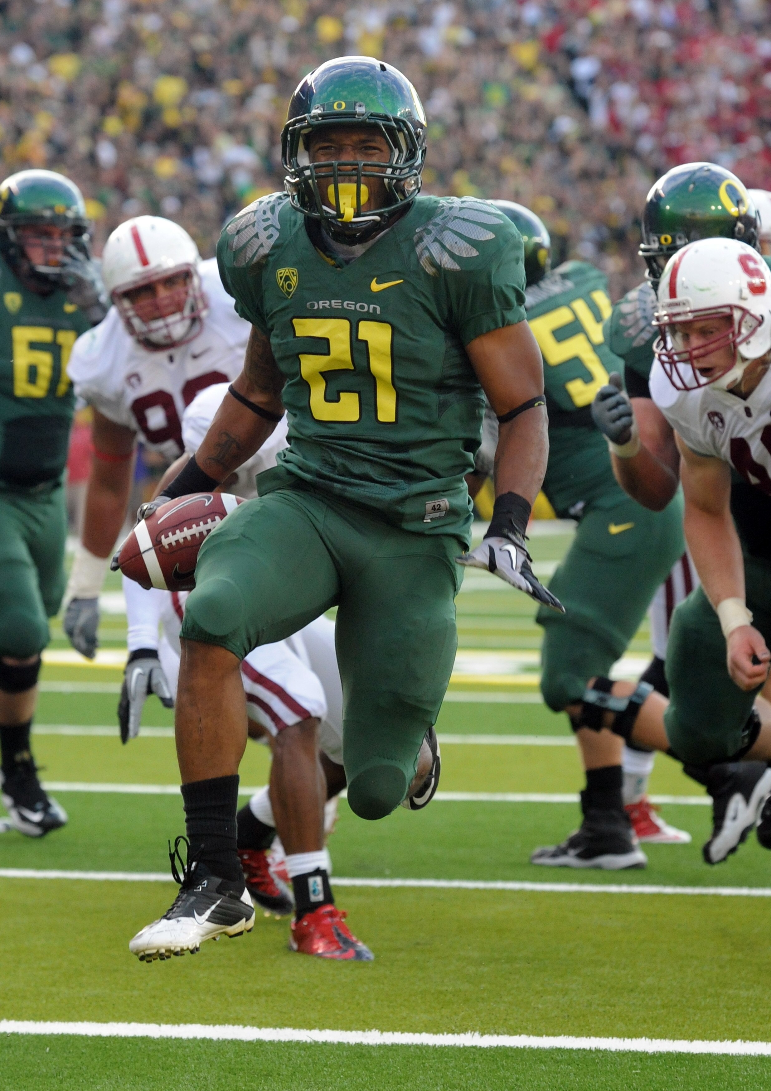 EUGENE, OR - OCTOBER 2: Running back LaMichael James #21 of the Oregon Ducks celebrates as he scores a touchdown in the second quarter of the game against the Stanford Cardinal at Autzen Stadium on October 2, 2010 in Eugene, Oregon. (Photo by Steve Dykes/