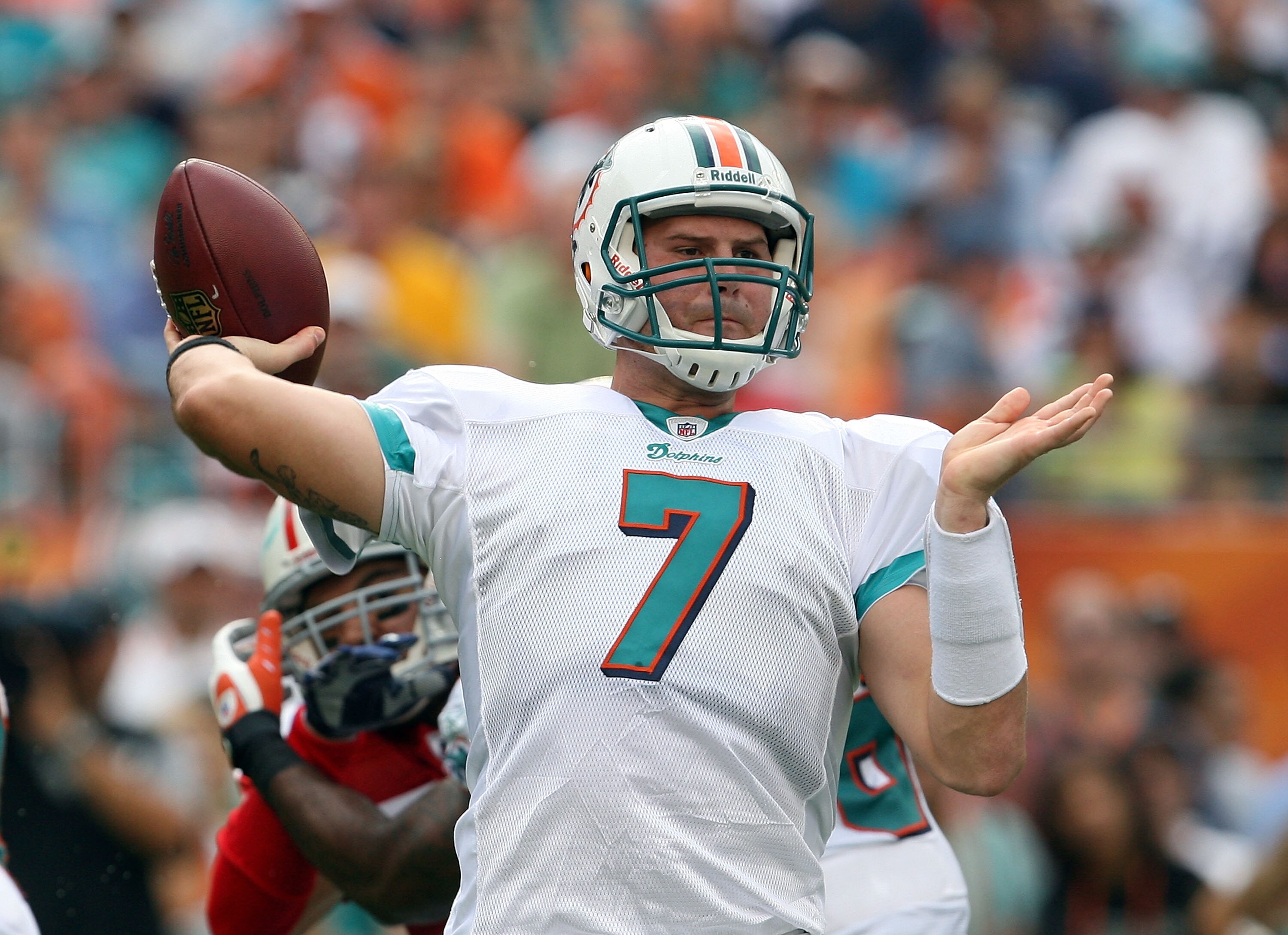 MIAMI - DECEMBER 06:  Quarterback Chad Henne #7 of the Miami Dolphins throws a pass against the New England Patriots at Land Shark Stadium on December 6, 2009 in Miami, Florida.  (Photo by Doug Benc/Getty Images)