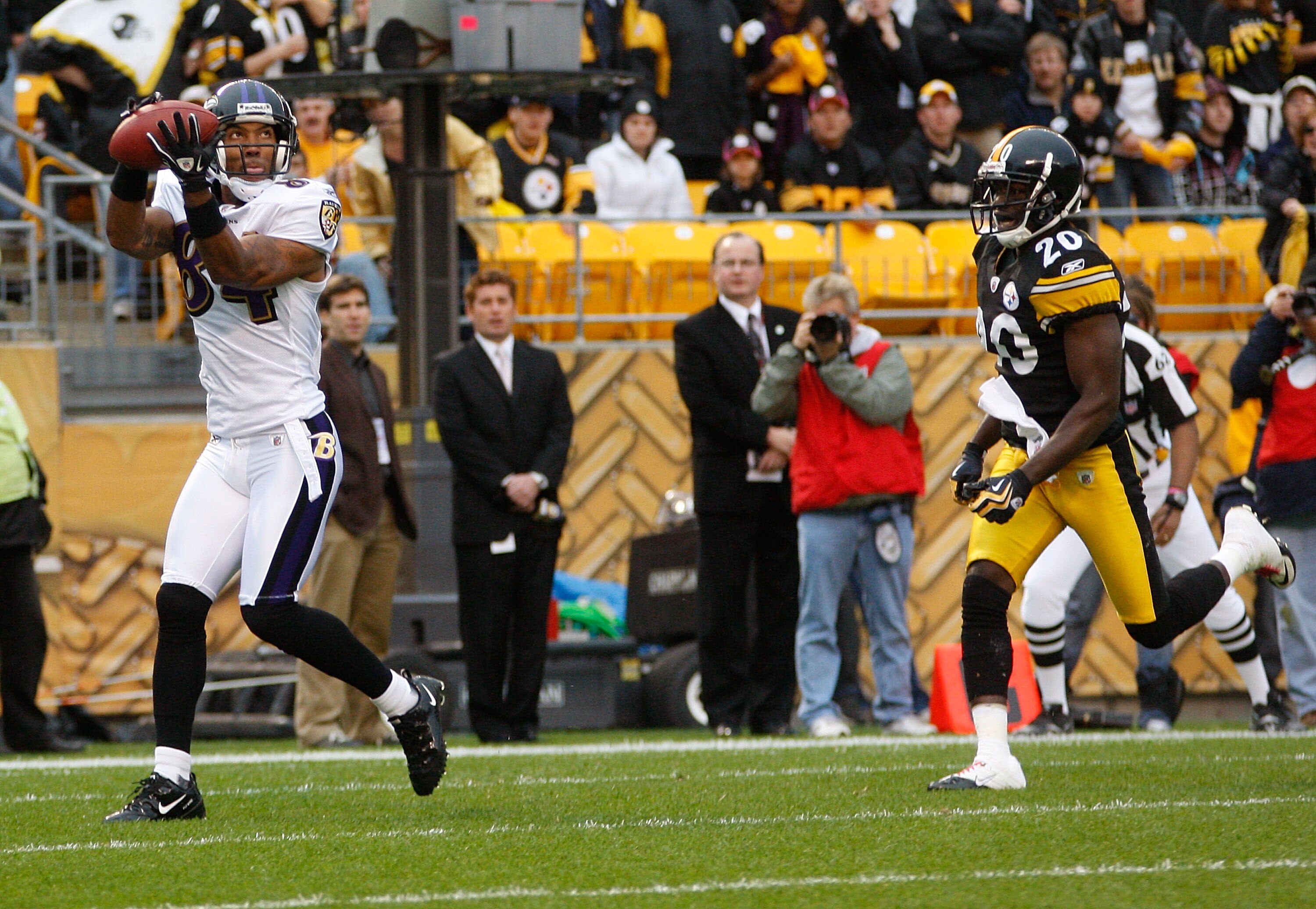 PITTSBURGH - OCTOBER 03:  TJ Houshmandzadeh #84 of the Baltimore Ravens catches the game winning touchdown in front of Bryant McFadden #20 of the Pittsburgh Steelers during the game on October 3, 2010 at Heinz Field in Pittsburgh, Pennsylvania.  (Photo by