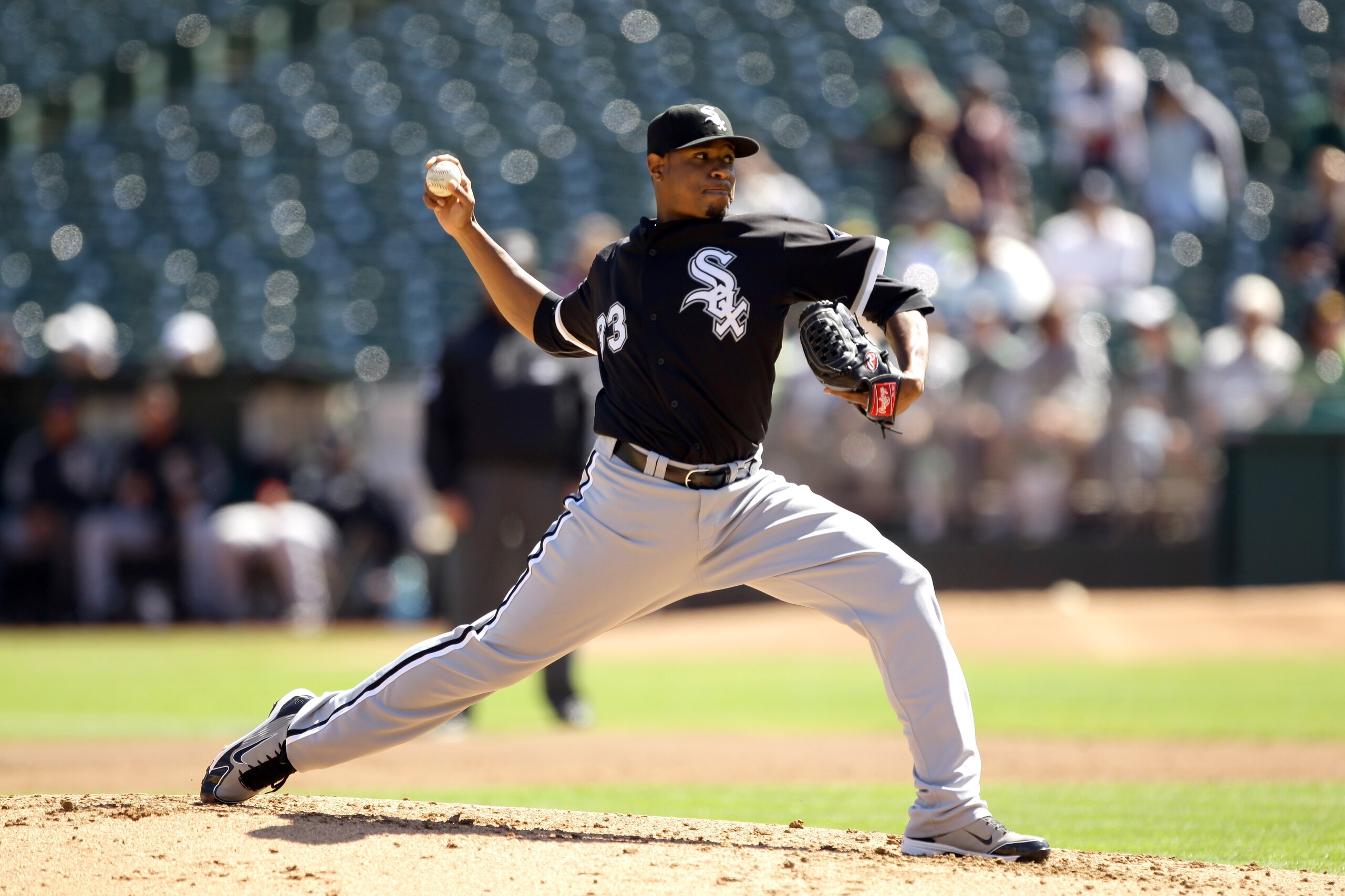 OAKLAND, CA - SEPTEMBER 22:  Edwin Jackson #33 of the Chicago White Sox pitches against the Oakland Athletics at the Oakland-Alameda County Coliseum on September 22, 2010 in Oakland, California.  (Photo by Ezra Shaw/Getty Images)
