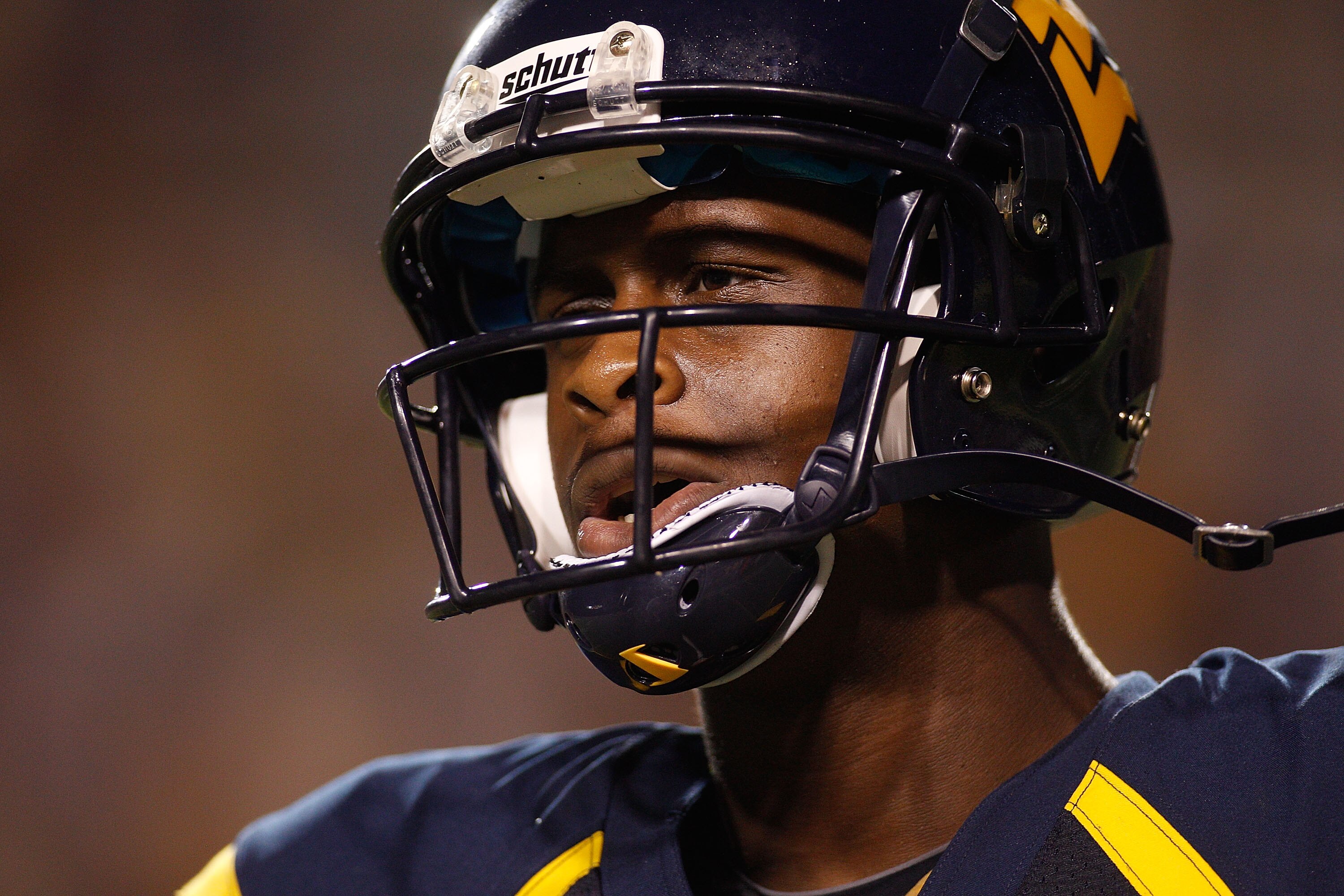 BATON ROUGE, LA - SEPTEMBER 25:  Quarterback Geno Smith #12 of the West Virginia Mountaineers in action against the Louisiana State University Tigers at Tiger Stadium on September 25, 2010 in Baton Rouge, Louisiana.  (Photo by Chris Graythen/Getty Images)