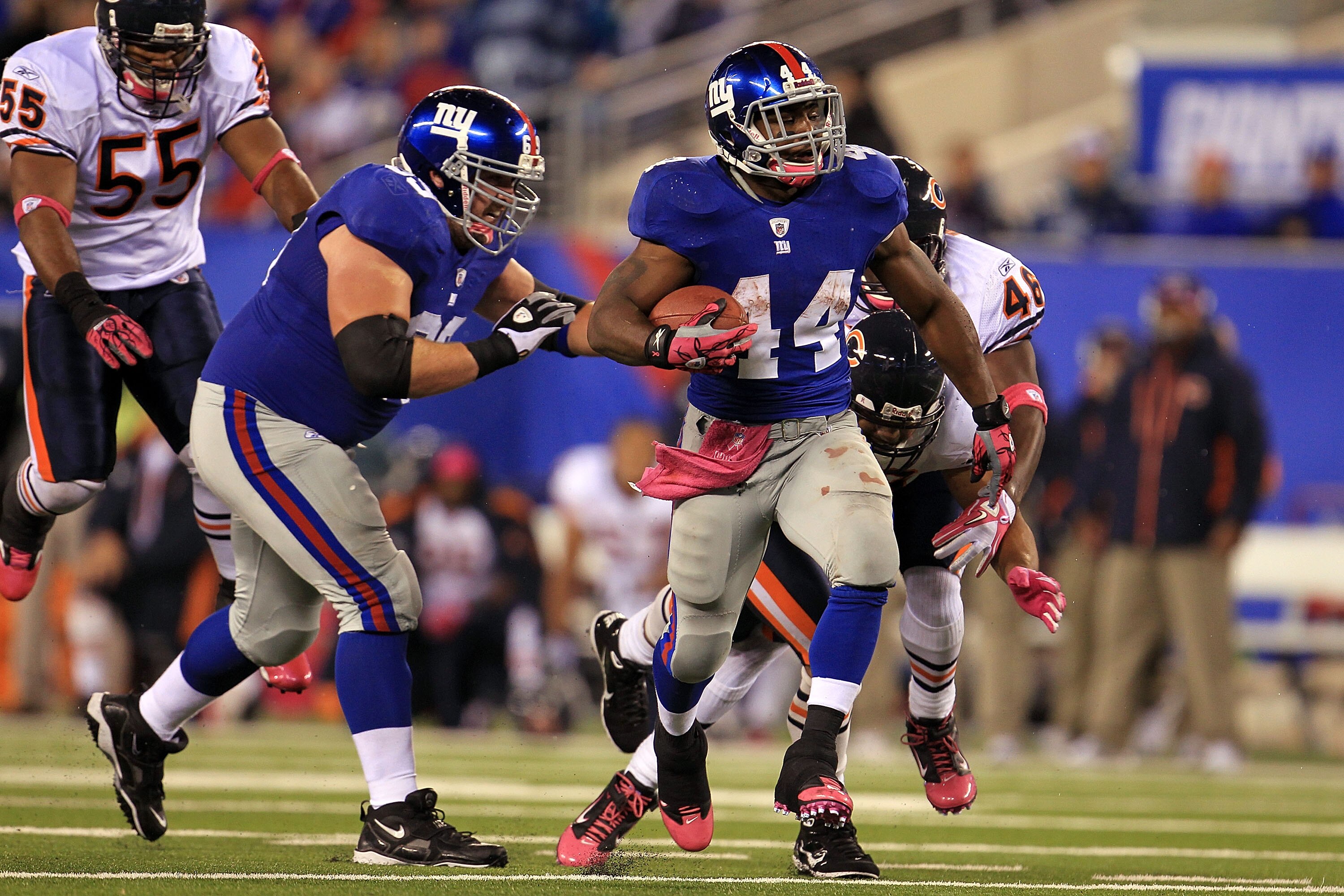 EAST RUTHERFORD, NJ - OCTOBER 03:  Ahmad Bradshaw #44 of the New York Giants runs the ball against the Chicago Bears at New Meadowlands Stadium on October 3, 2010 in East Rutherford, New Jersey.  (Photo by Chris McGrath/Getty Images)