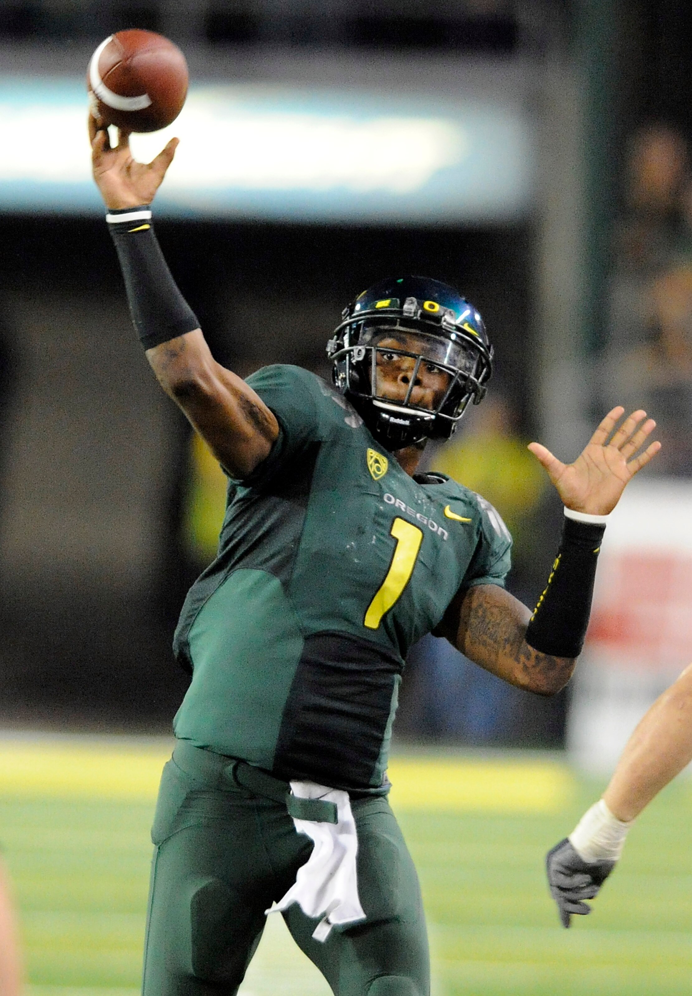 EUGENE, OR - OCTOBER 2: Quarterback Darron Thomas #1 of the Oregon Ducks throws a pass in the third quarter of the game against the Stanford Cardinal at Autzen Stadium on October 2, 2010 in Eugene, Oregon. Oregon won the game 52-31.(Photo by Steve Dykes/G