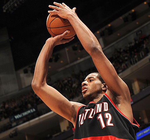 Aldridge shooting from the perimeter