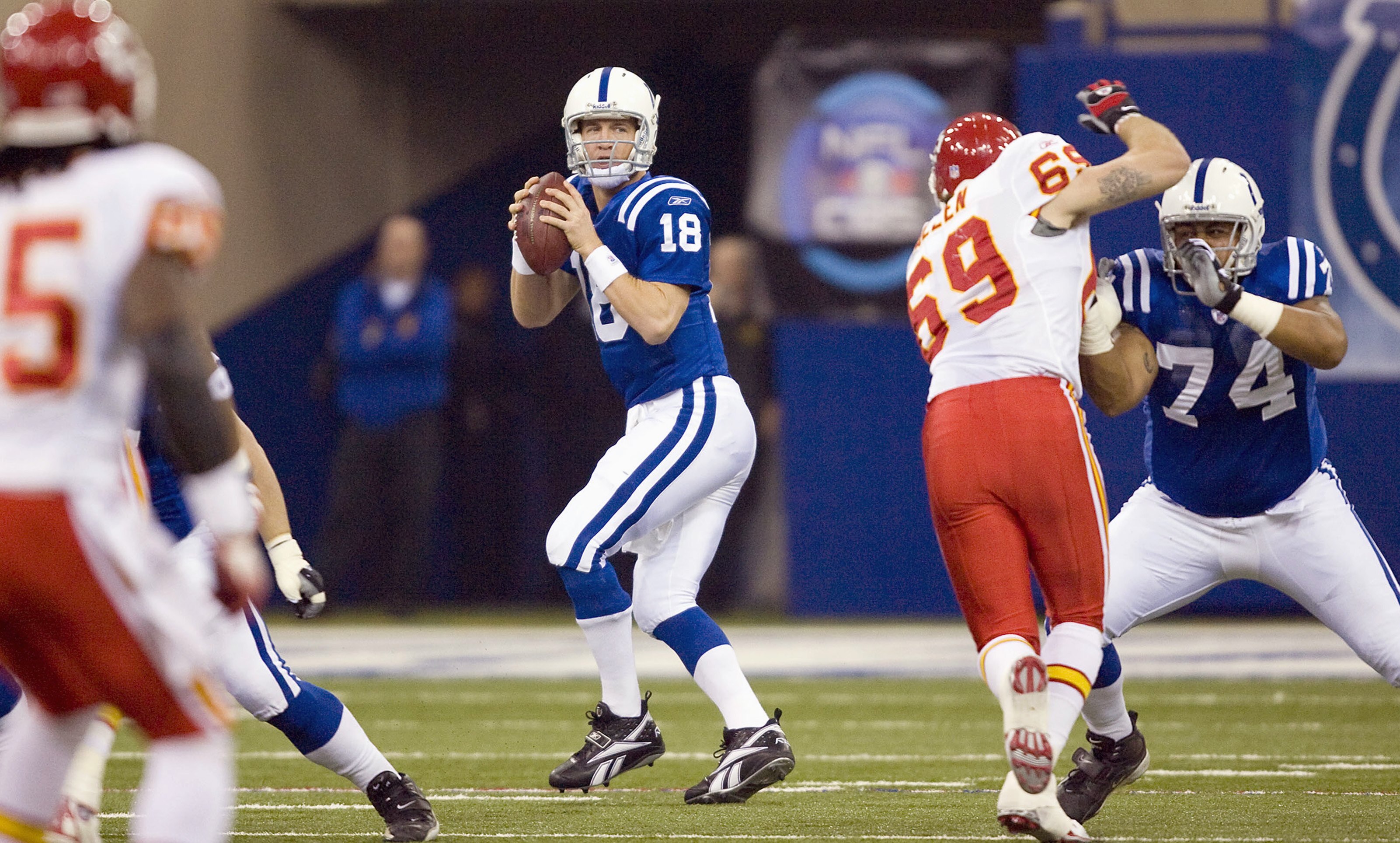 INDIANAPOLIS - NOVEMBER 18: Peyton Manning #18 of the Indianapolis Colts looks to pass during of the game against the Kansas City Chiefs on November 18, 2007 at the RCA Dome in Indianapolis, Indiana. The Colts defeated the Chiefs 13-10. (Photo by Dilip Vi