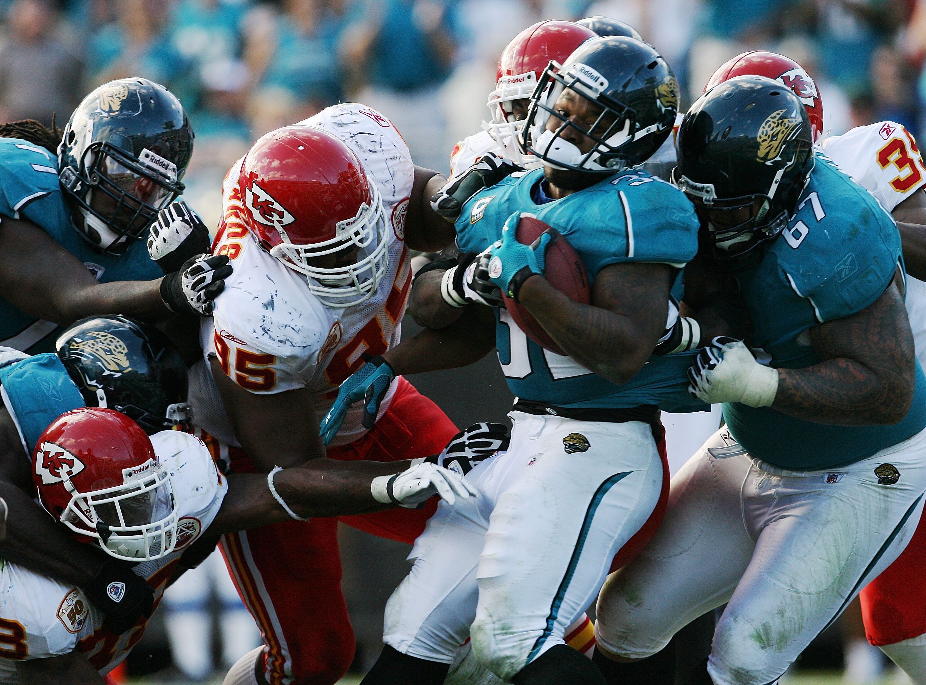 JACKSONVILLE, FL - NOVEMBER 08:  Running back Maurice Jones-Drew #32 of the Jacksonville Jaguars scores a touchdown against the Kansas City Chiefs at Jacksonville Municipal Stadium on November 8, 2009 in Jacksonville, Florida. The Jaguars defeated the Chi